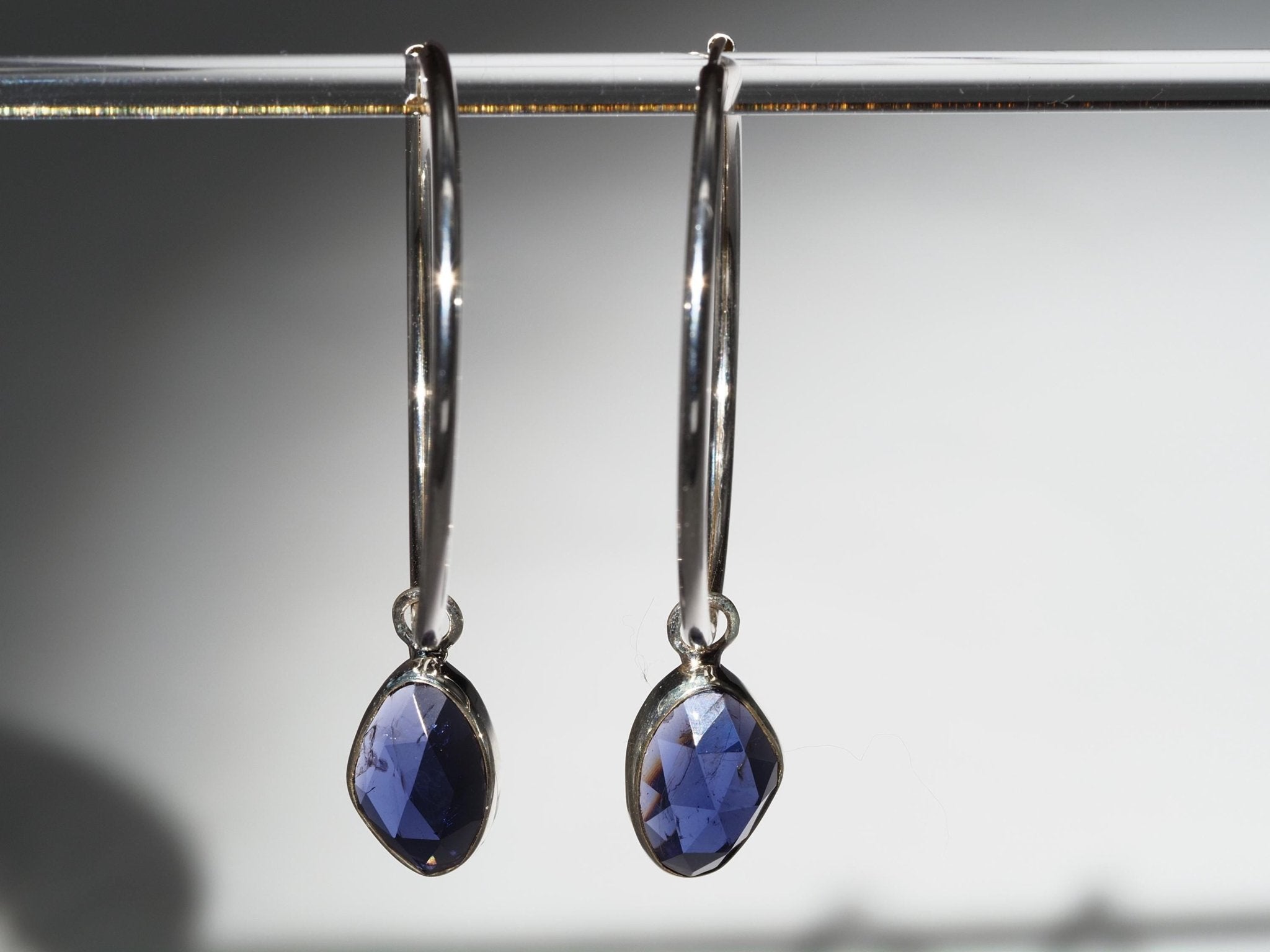 Iolith Silber Creolen – elegante Ohrringe mit mystische blaue Edelsteinen