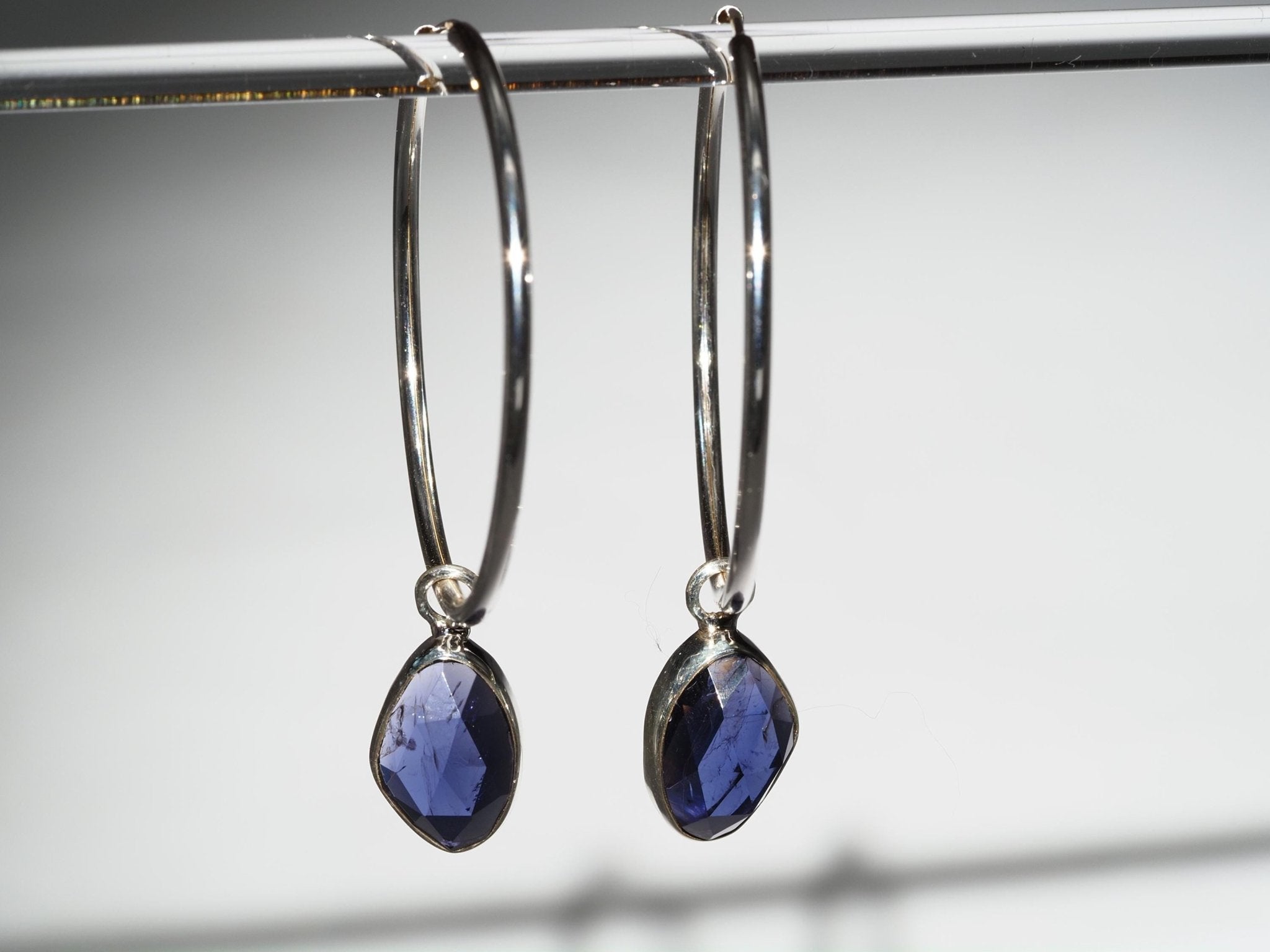 Iolith Silber Creolen – elegante Ohrringe mit mystische blaue Edelsteinen