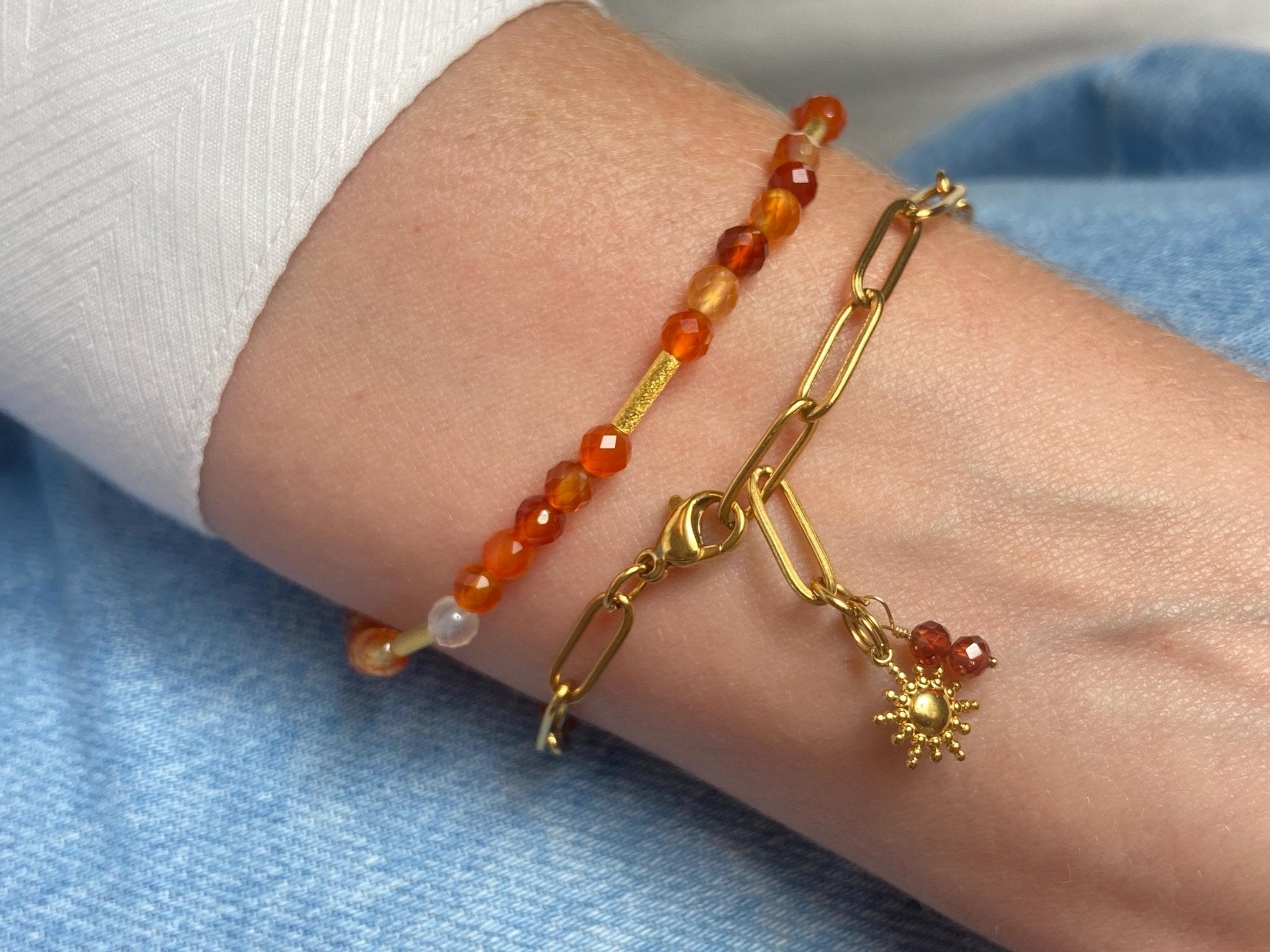 Karneol Edelstein Armband in Orange und Gold, Stapelarmband, bangle bracelet