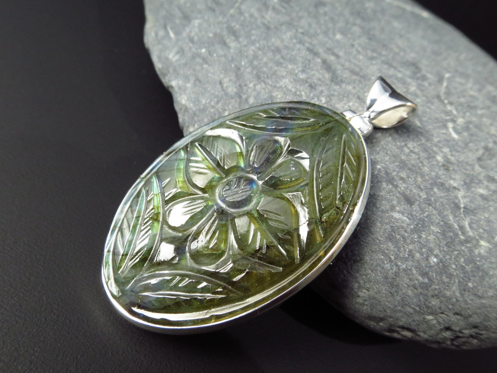 Labradorit Anhänger in Sterling Silber gravierte Blume 1