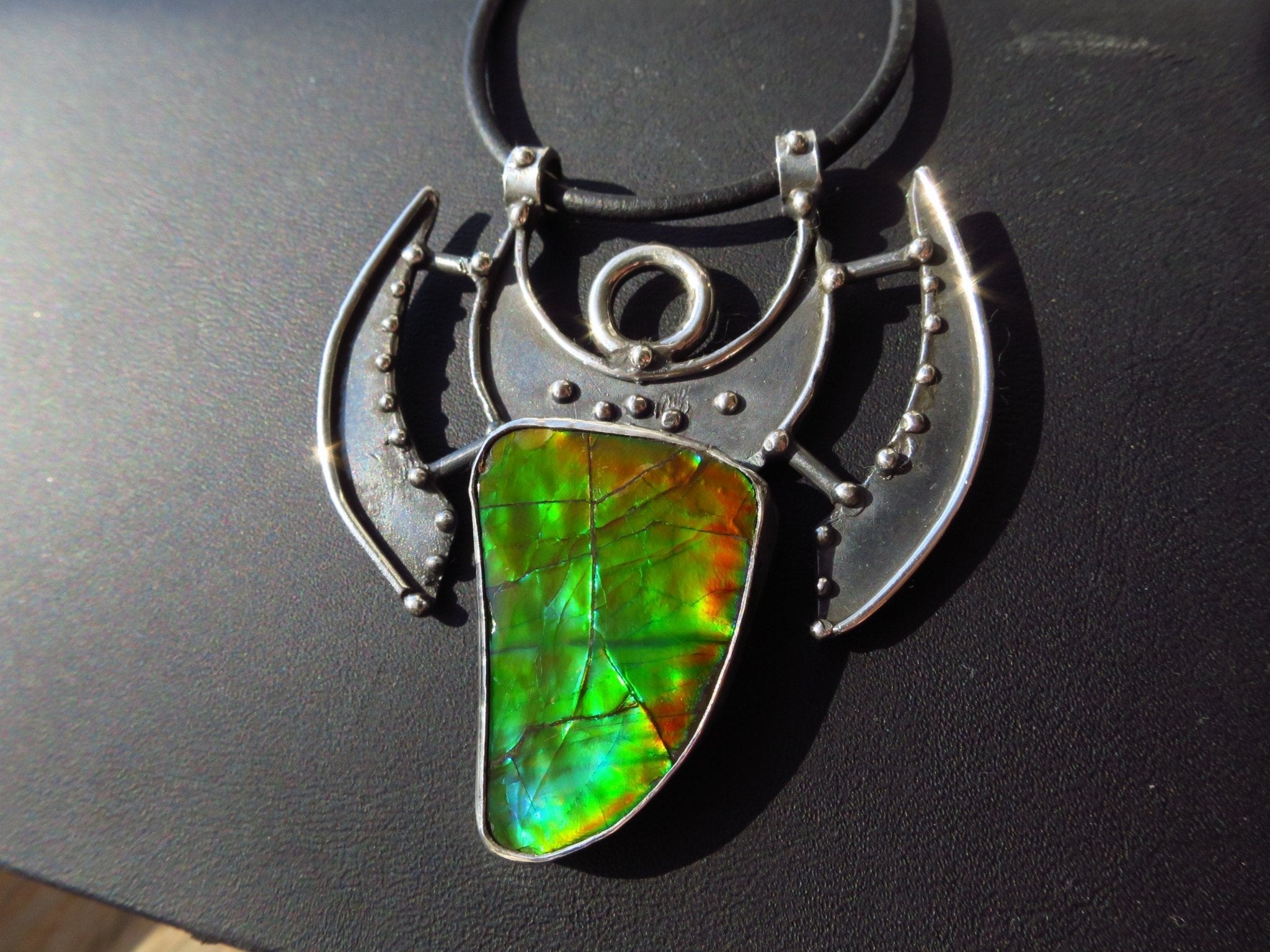 Lässiger Dragonskin Ammolit Opal Canada gefasst in 925 Sterling Silver color changer Fossil Opal unbehandelt Ammonit Opal Leder Einzelstück