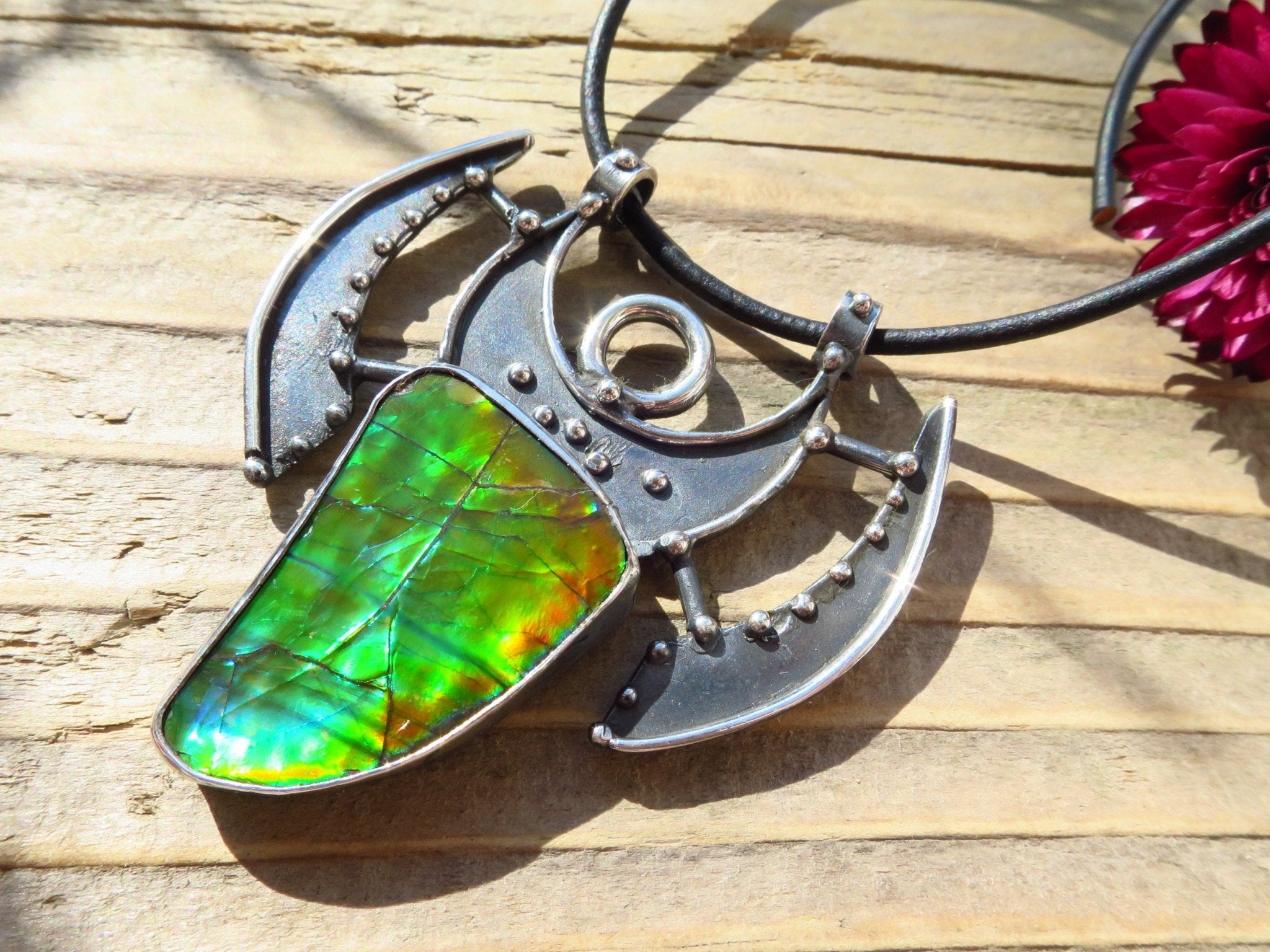 Lässiger Dragonskin Ammolit Opal Canada gefasst in 925 Sterling Silver color changer Fossil Opal unbehandelt Ammonit Opal Leder Einzelstück