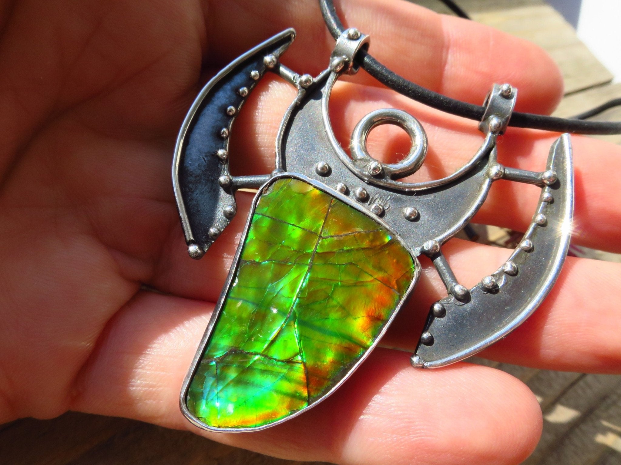 Lässiger Dragonskin Ammolit Opal Canada gefasst in 925 Sterling Silver color changer Fossil Opal unbehandelt Ammonit Opal Leder Einzelstück