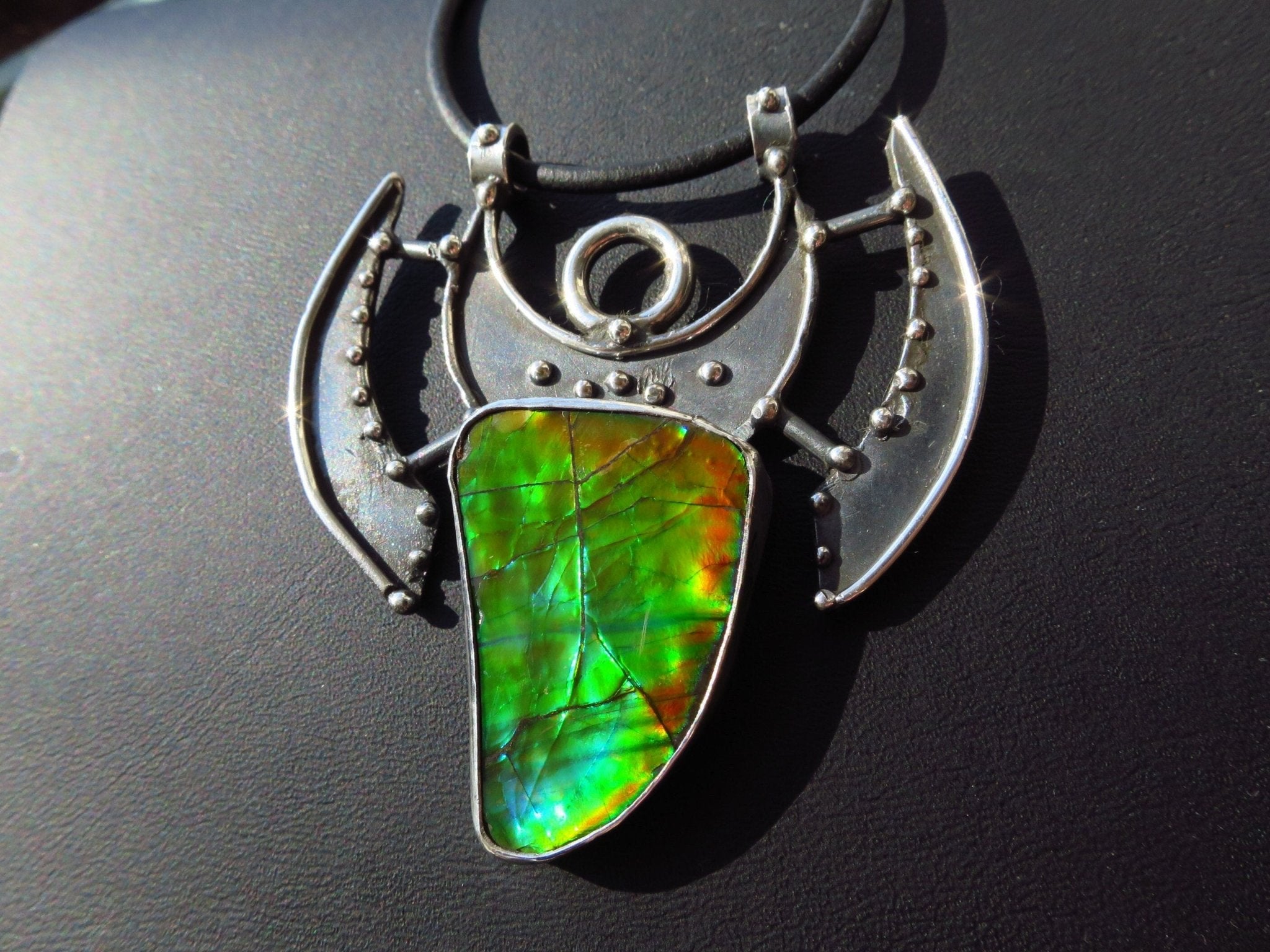 Lässiger Dragonskin Ammolit Opal Canada gefasst in 925 Sterling Silver color changer Fossil Opal unbehandelt Ammonit Opal Leder Einzelstück