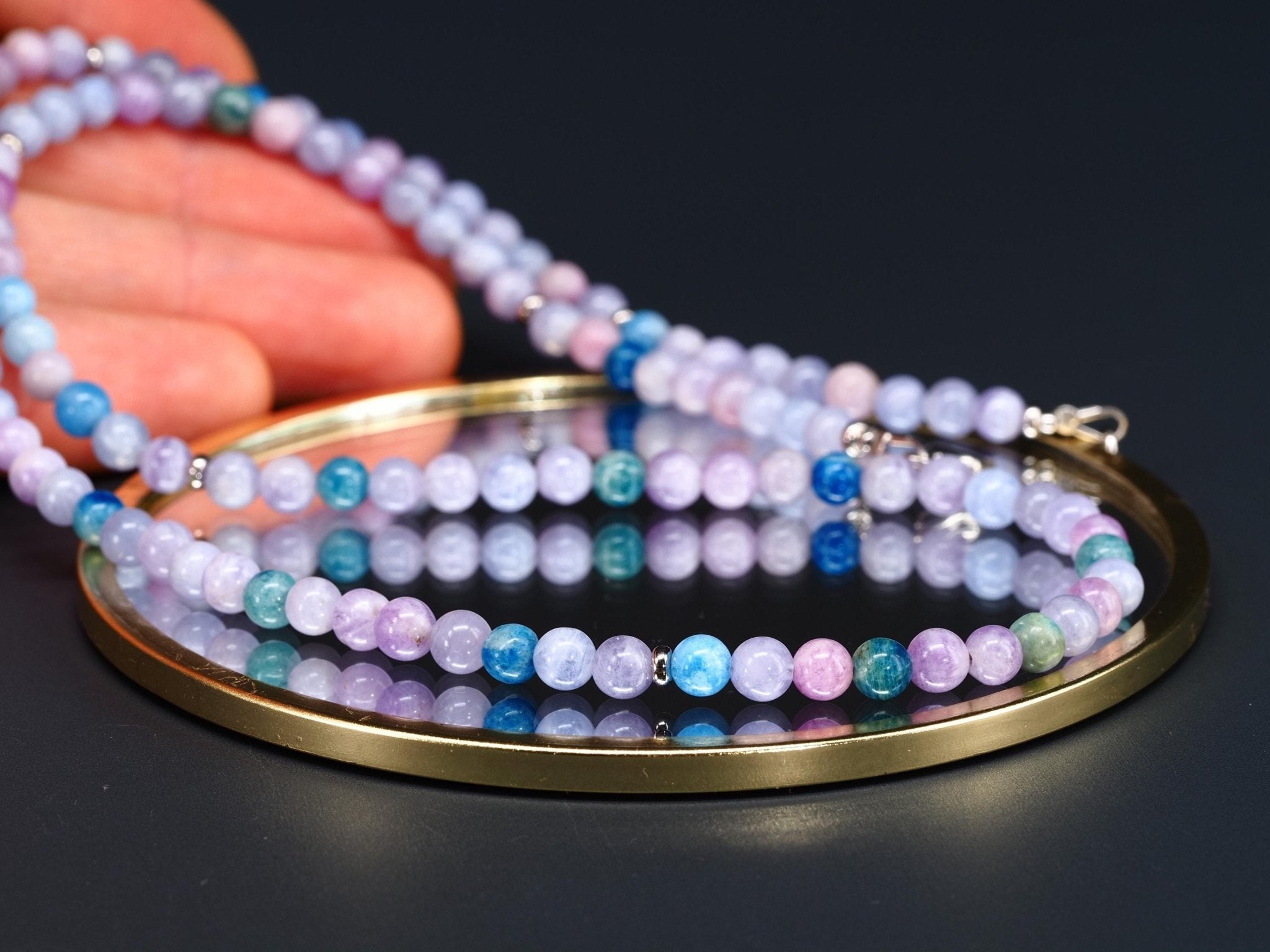 Mehrfarbige Hackmanit Halskette – UV - reaktiver Edelstein, naturbelassenes Einzelstück