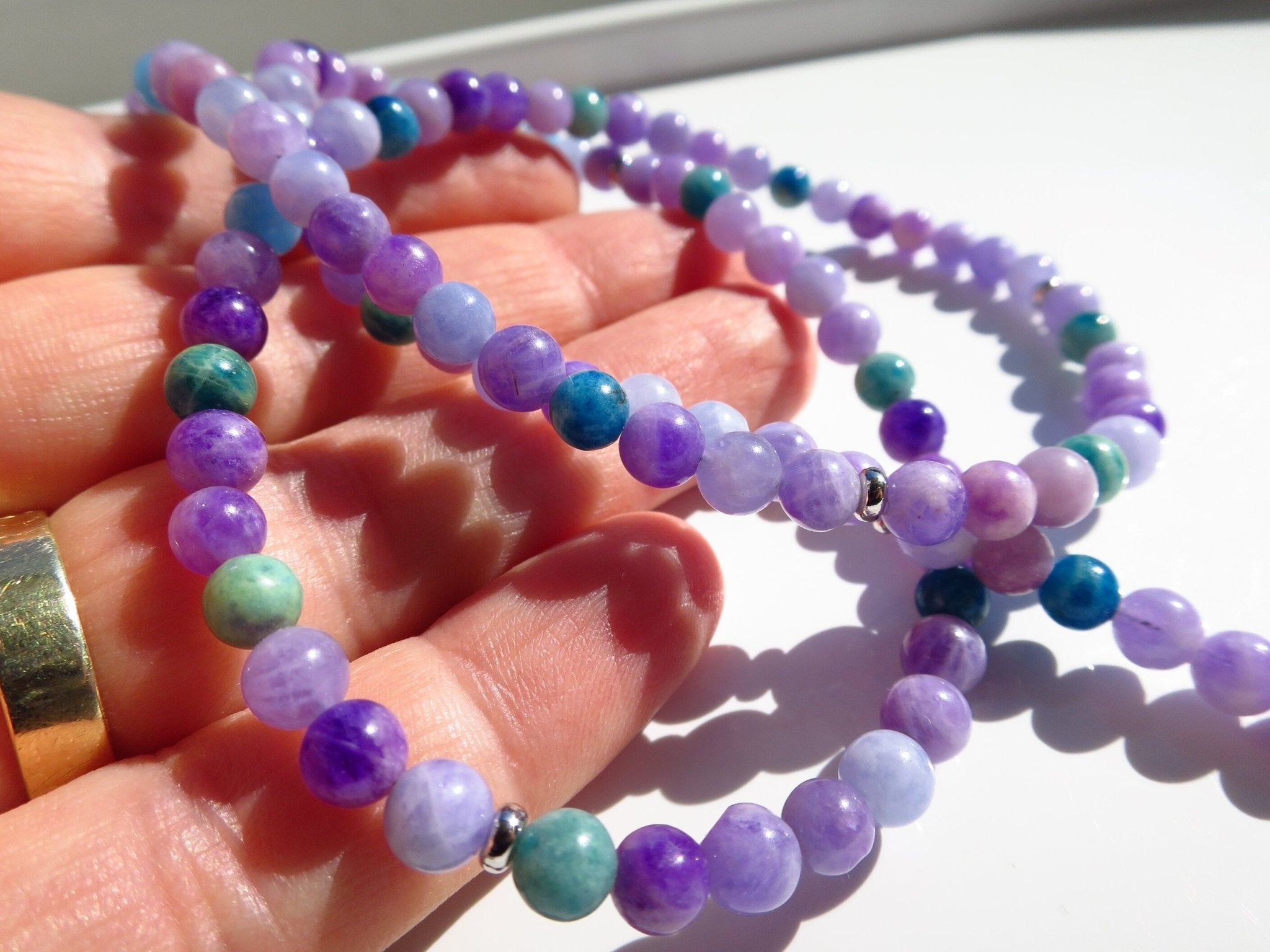 Mehrfarbige Hackmanit Halskette – UV - reaktiver Edelstein, naturbelassenes Einzelstück