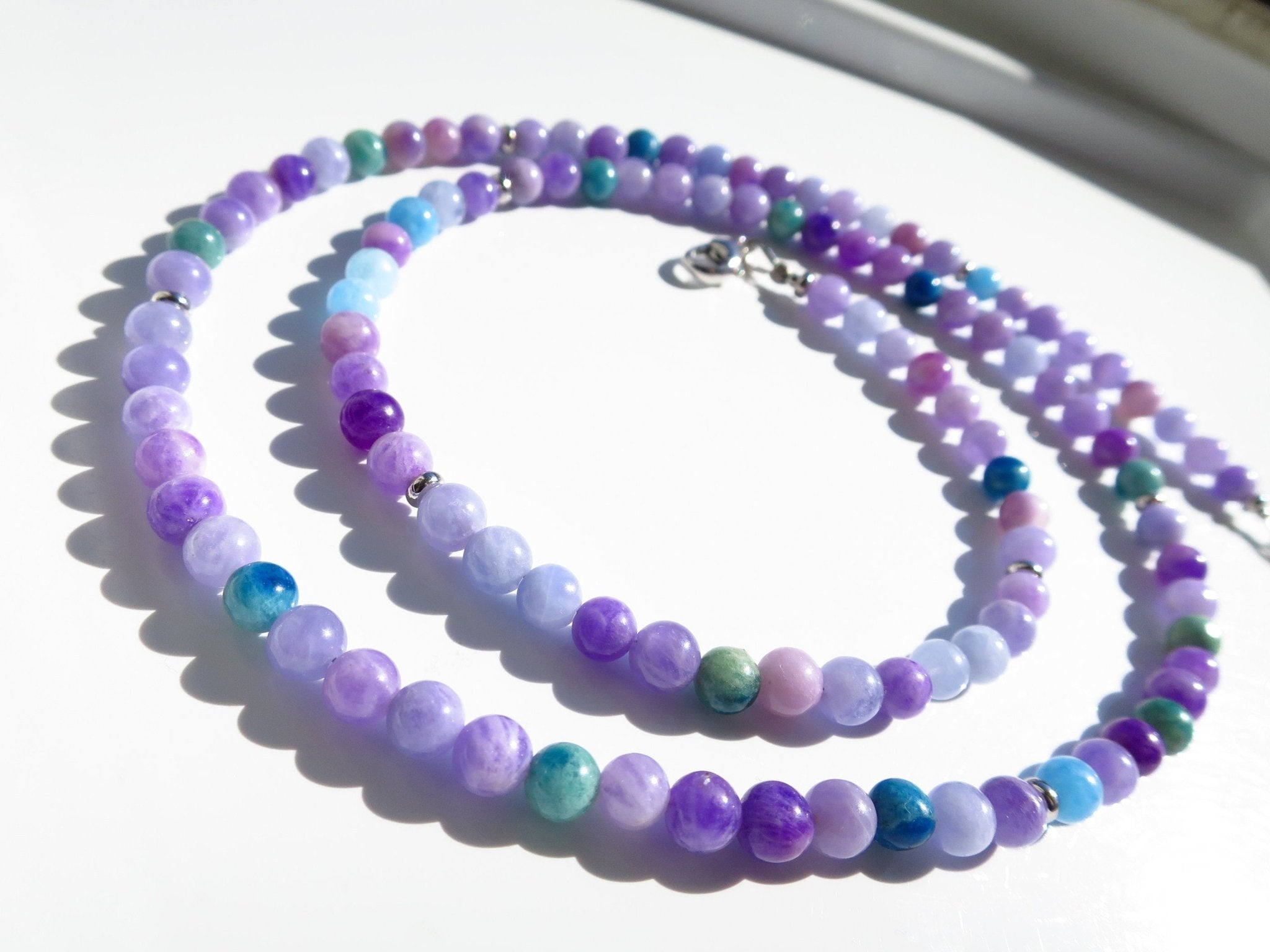 Mehrfarbige Hackmanit Halskette – UV - reaktiver Edelstein, naturbelassenes Einzelstück