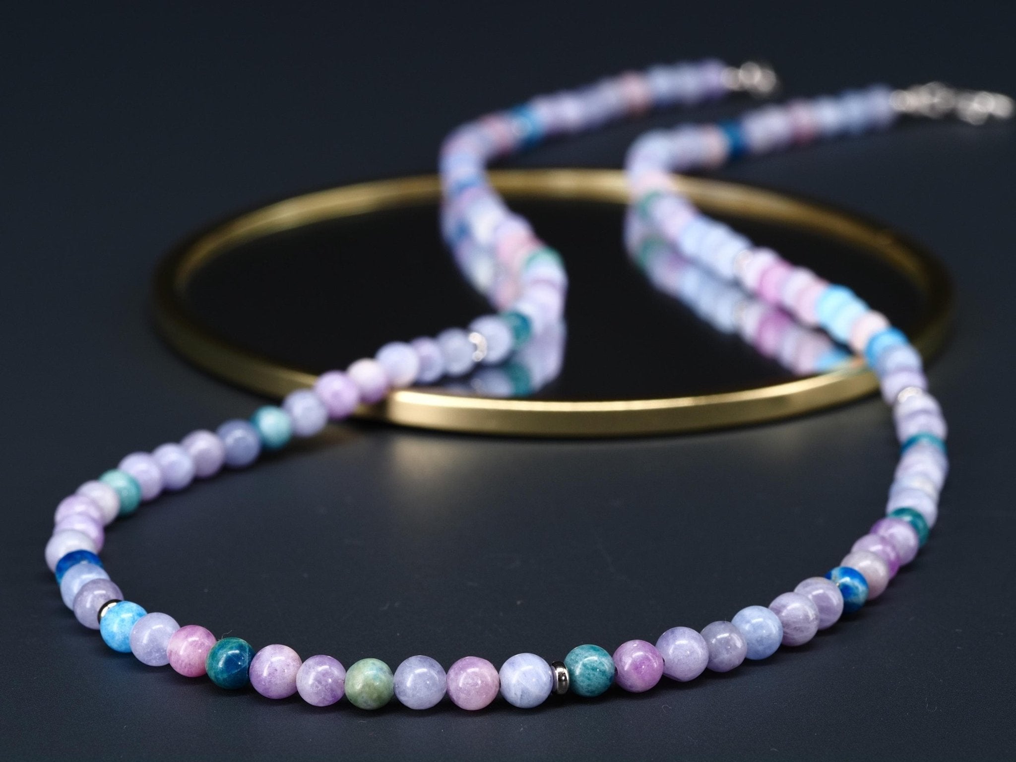 Mehrfarbige Hackmanit Halskette – UV - reaktiver Edelstein, naturbelassenes Einzelstück