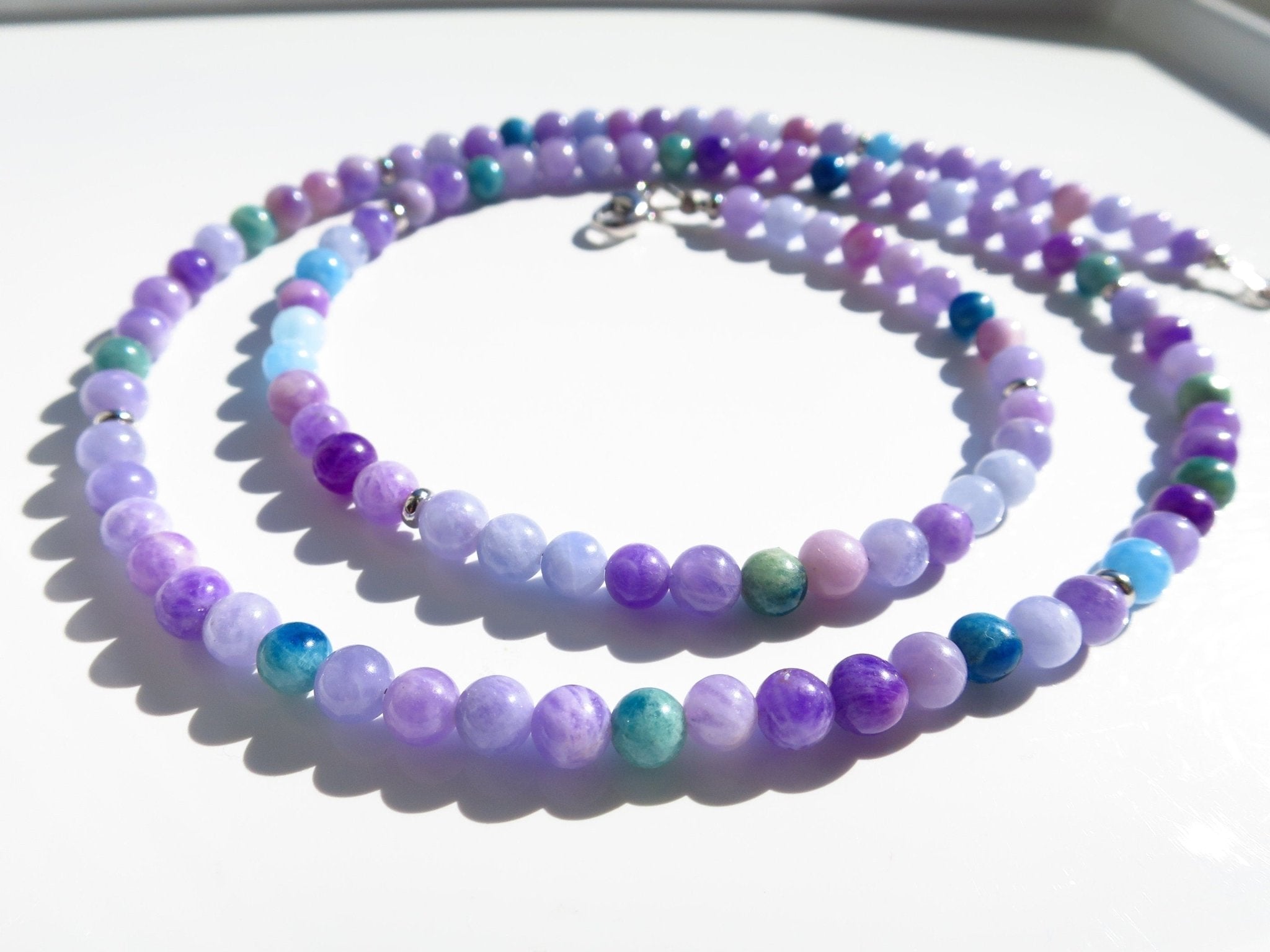 Mehrfarbige Hackmanit Halskette – UV - reaktiver Edelstein, naturbelassenes Einzelstück