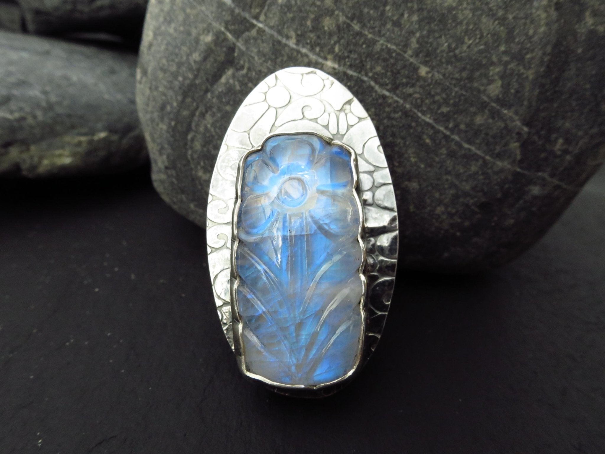 Mondstein Silber Ring Mondstein Blume gravierter Ring Cabochon Silber Mondstein Ring Regenbogen Mondstein Cabochon Unikat Statement Ring