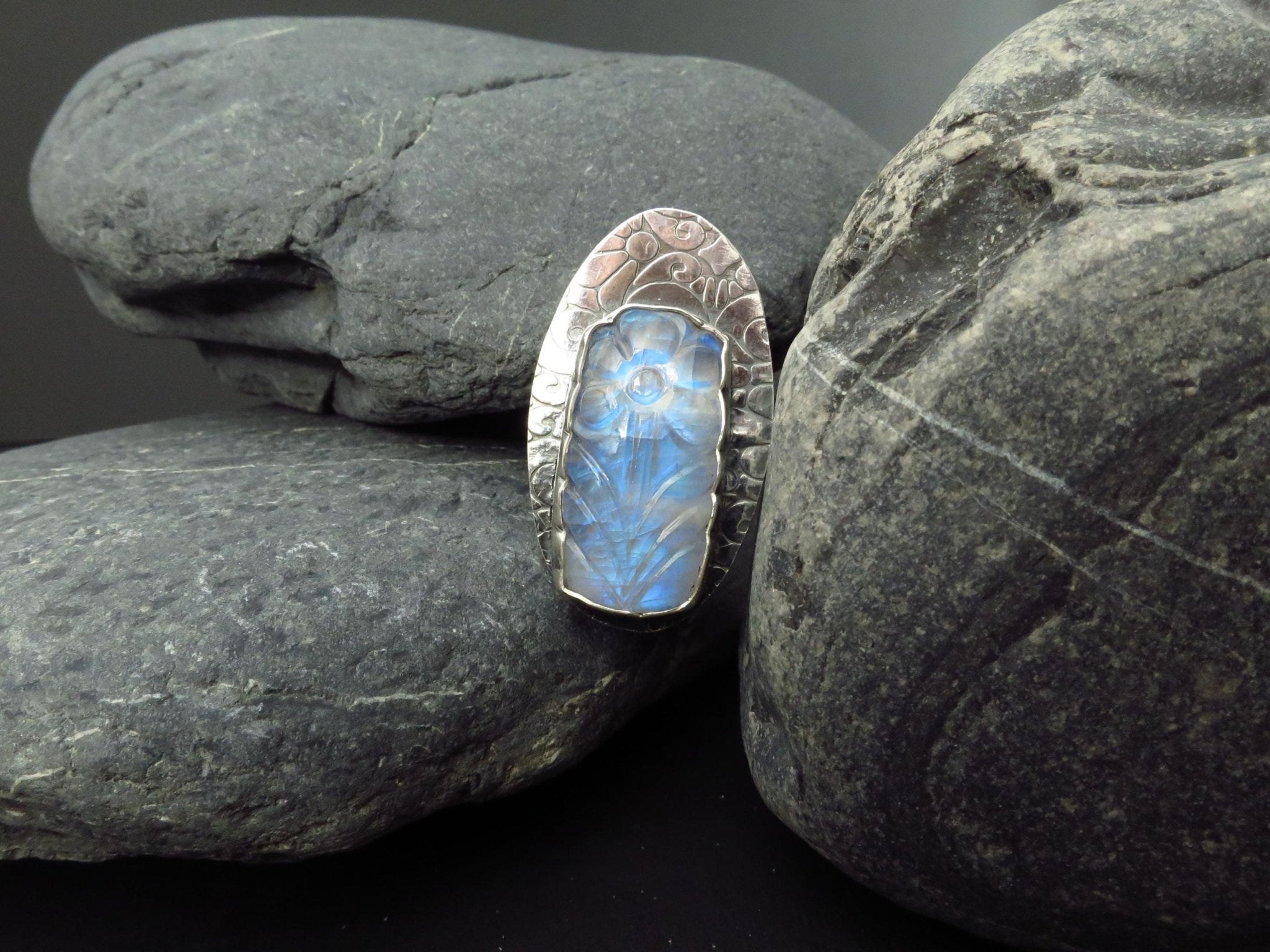 Mondstein Silber Ring Mondstein Blume gravierter Ring Cabochon Silber Mondstein Ring Regenbogen Mondstein Cabochon Unikat Statement Ring