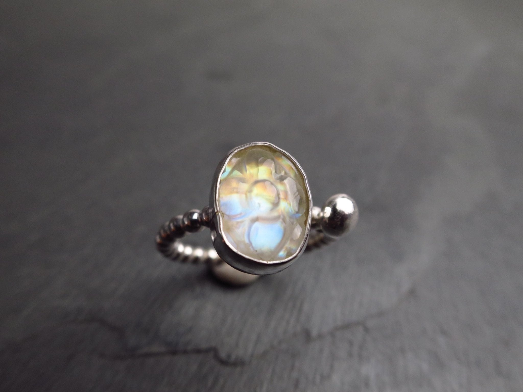 Mondstein Silber Ring Mondstein Blume gravierter Ring Cabochon Silber Mondstein Ring Regenbogen Mondstein Cabochon Unikat Statement Ring