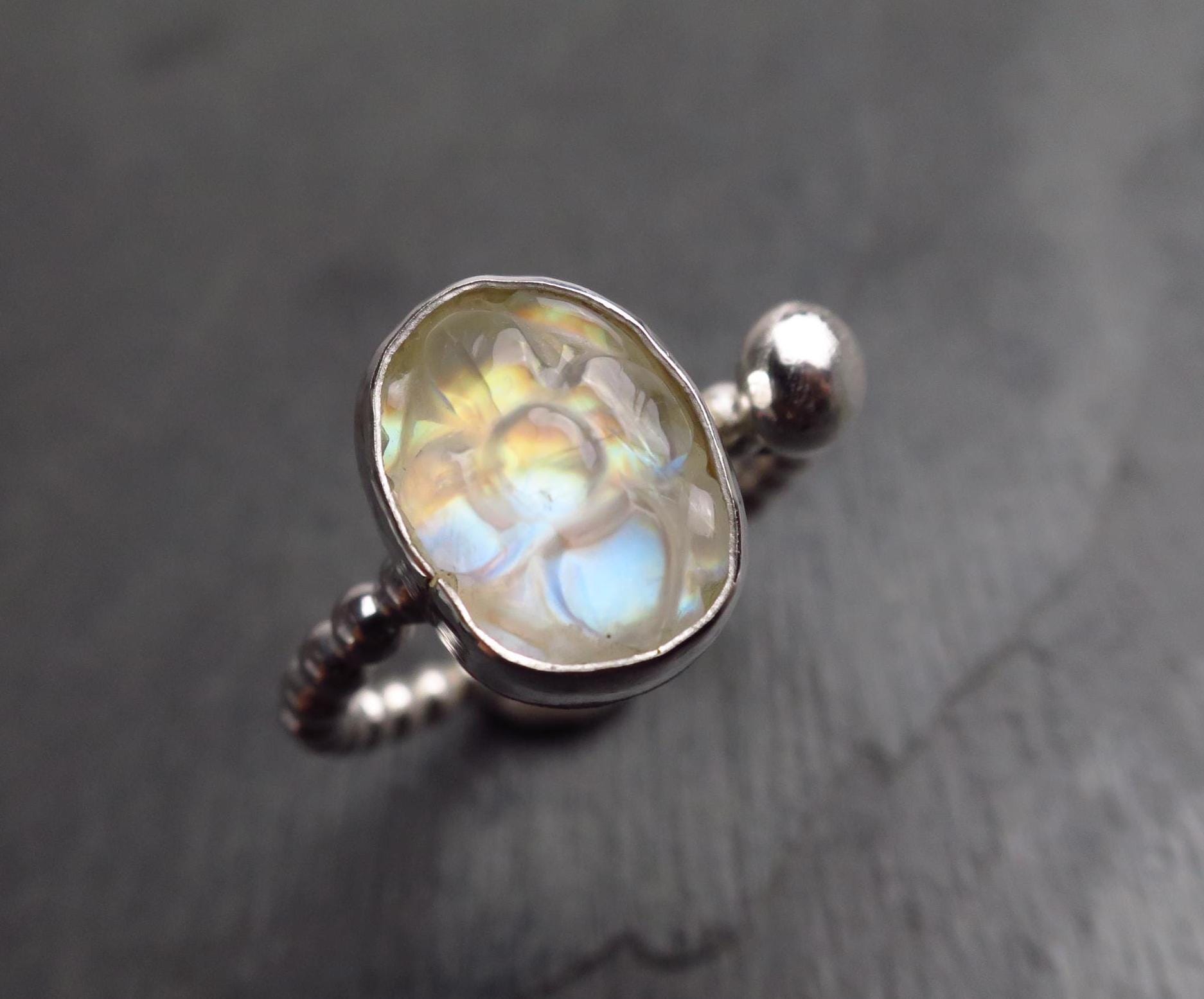 Mondstein Silber Ring Mondstein Blume gravierter Ring Cabochon Silber Mondstein Ring Regenbogen Mondstein Cabochon Unikat Statement Ring