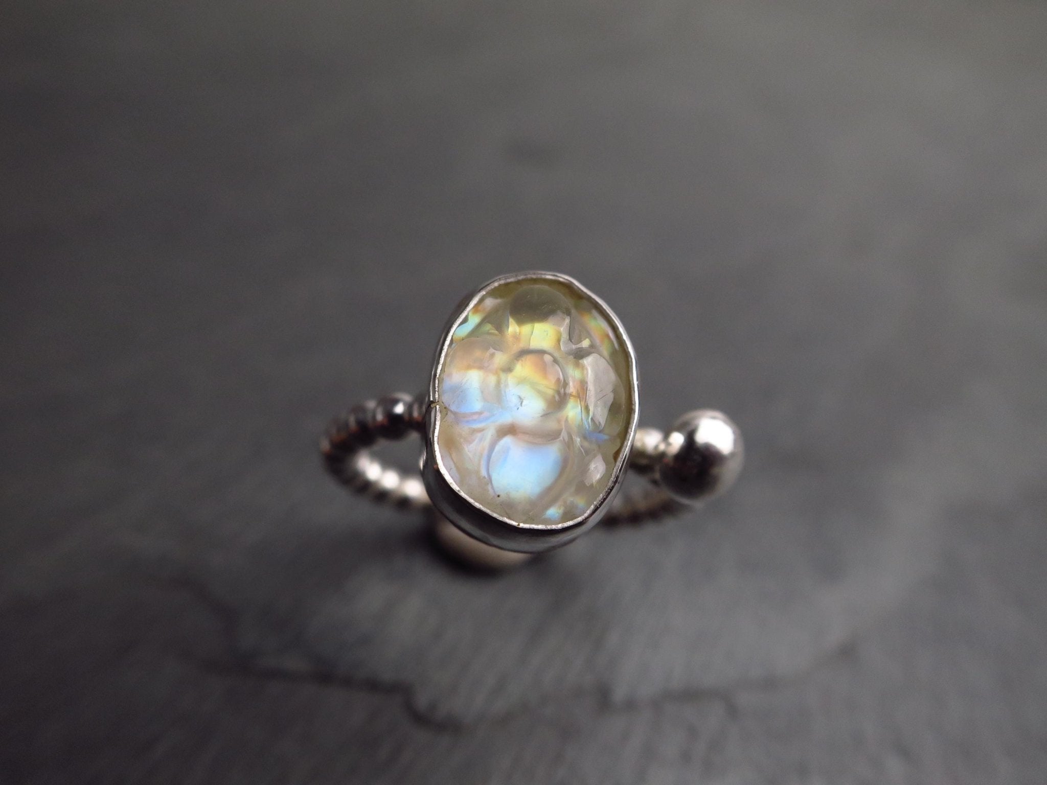 Mondstein Silber Ring Mondstein Blume gravierter Ring Cabochon Silber Mondstein Ring Regenbogen Mondstein Cabochon Unikat Statement Ring