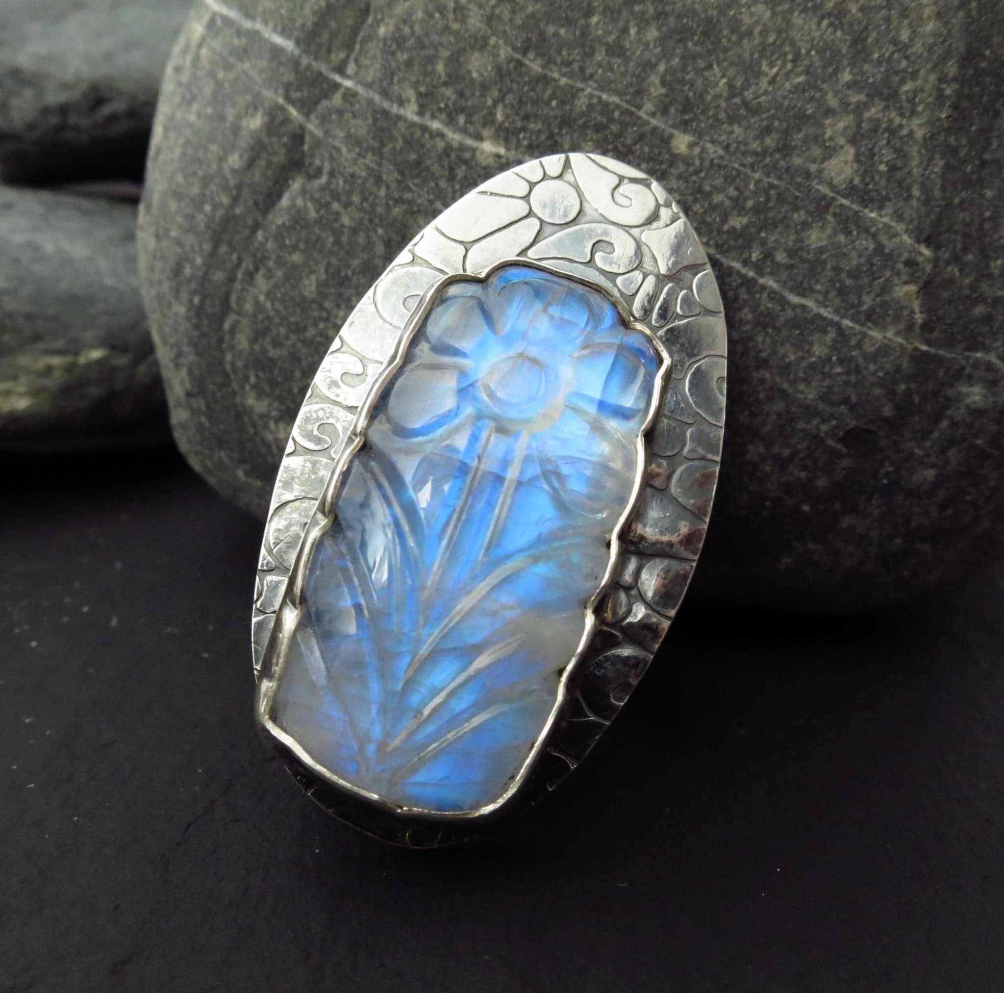 Mondstein Silber Ring Mondstein Blume gravierter Ring Cabochon Silber Mondstein Ring Regenbogen Mondstein Cabochon Unikat Statement Ring