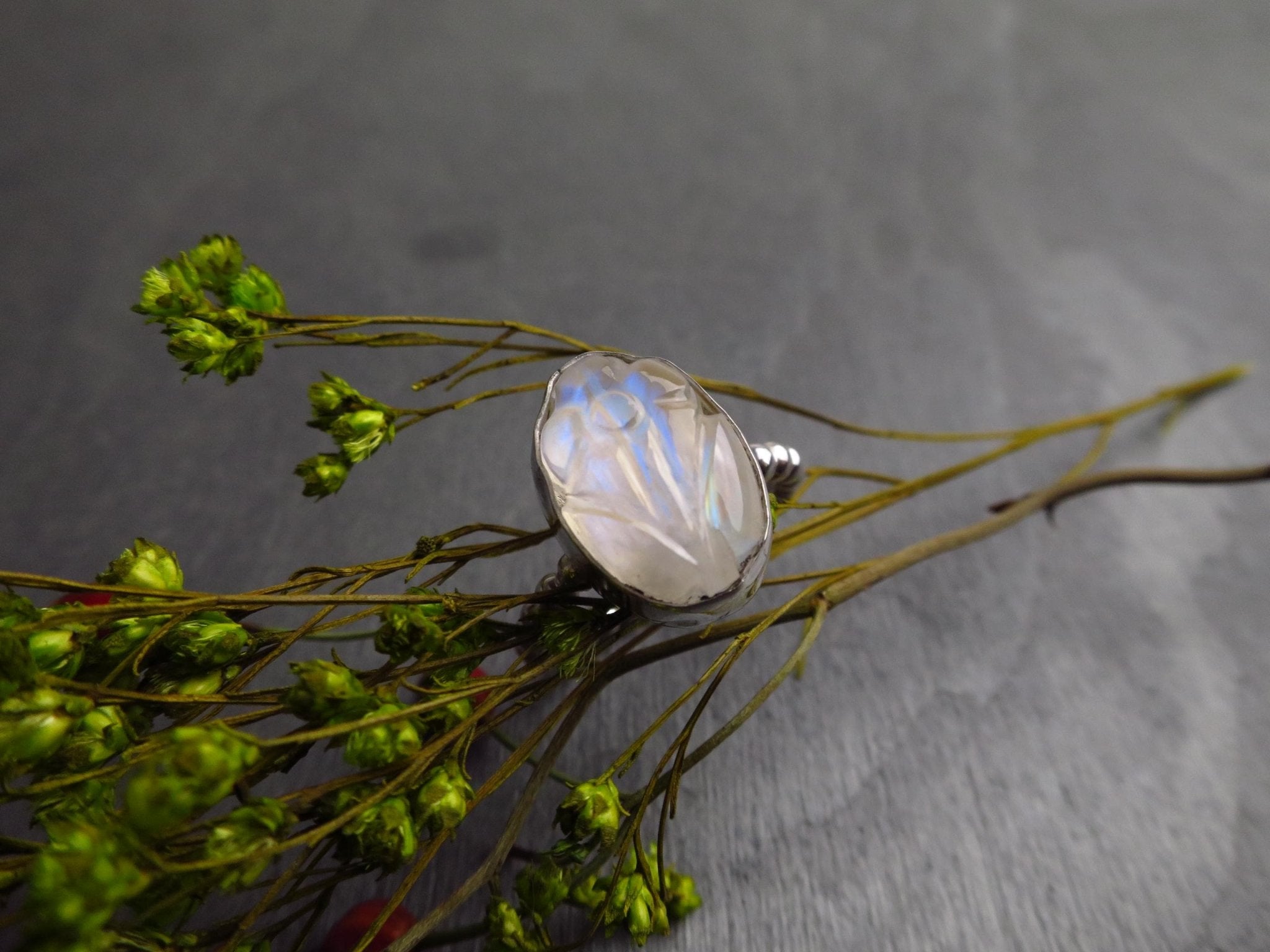 Mondstein Silber Ring Mondstein Blume gravierter Ring Cabochon Silber Mondstein Ring Regenbogen Mondstein Cabochon Unikat Statement Ring