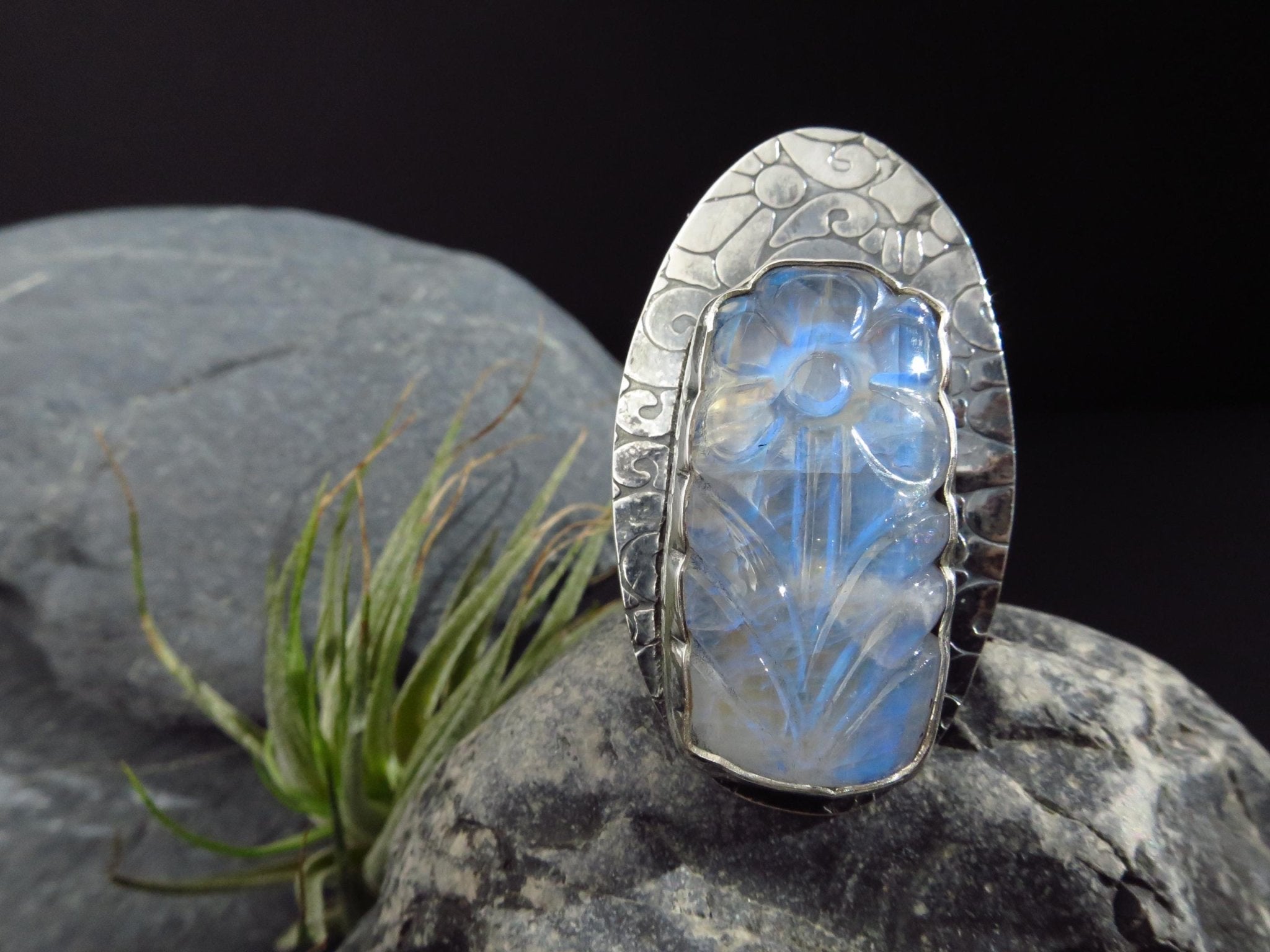 Mondstein Silber Ring Mondstein Blume gravierter Ring Cabochon Silber Mondstein Ring Regenbogen Mondstein Cabochon Unikat Statement Ring