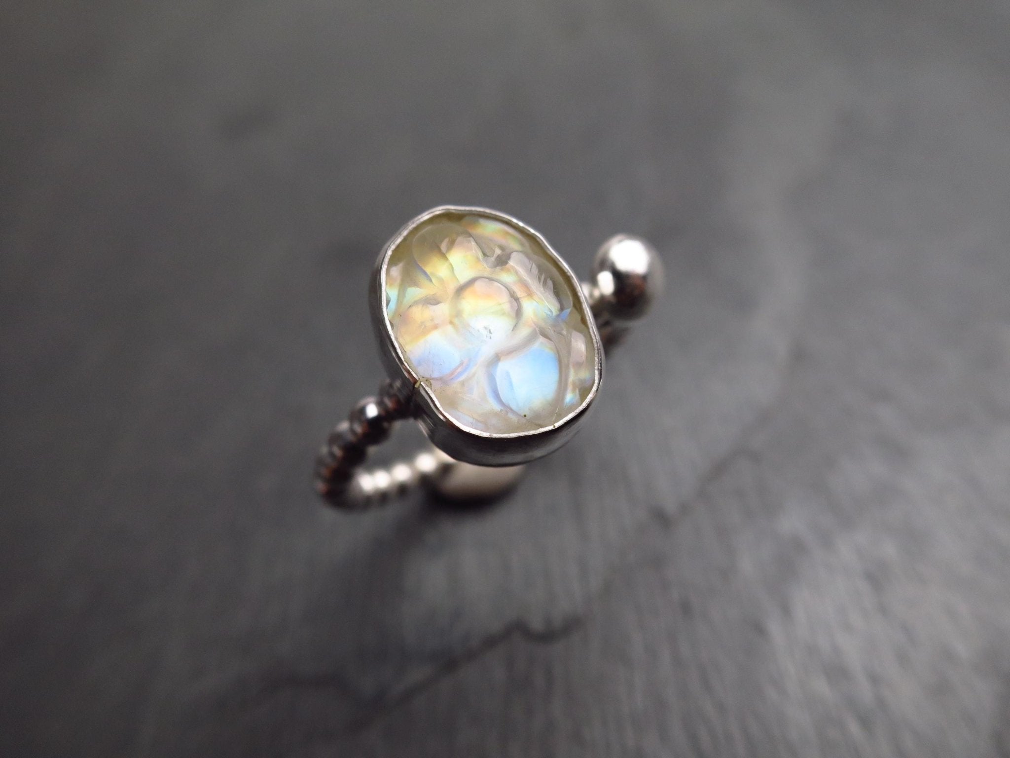 Mondstein Silber Ring Mondstein Blume gravierter Ring Cabochon Silber Mondstein Ring Regenbogen Mondstein Cabochon Unikat Statement Ring