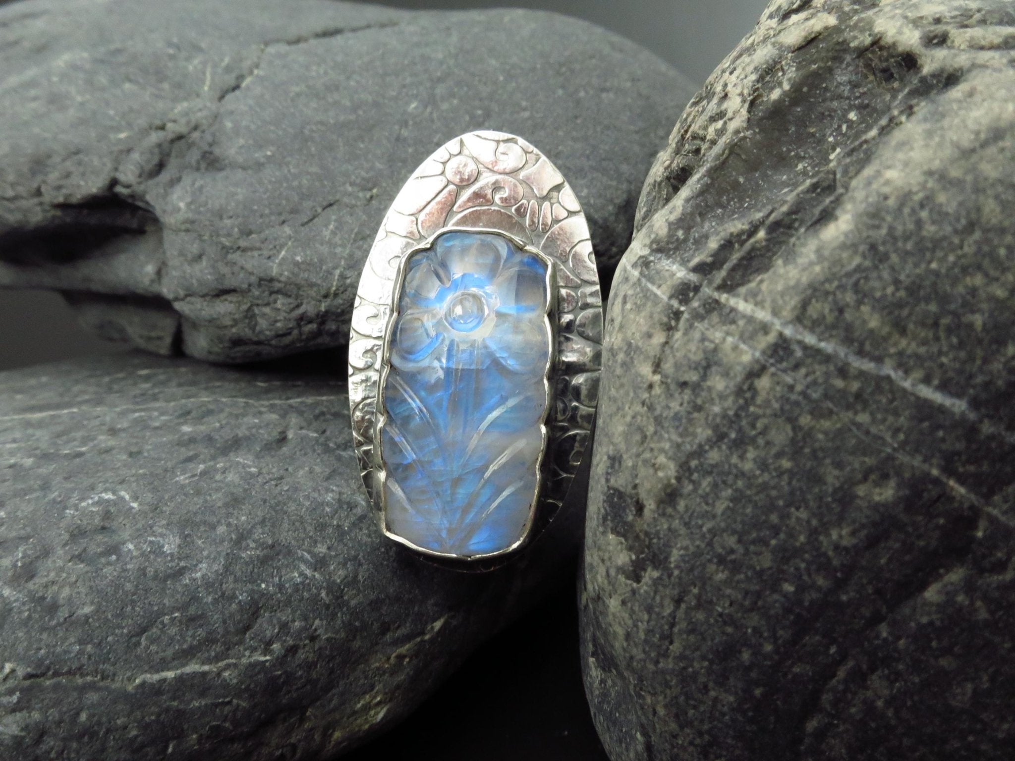 Mondstein Silber Ring Mondstein Blume gravierter Ring Cabochon Silber Mondstein Ring Regenbogen Mondstein Cabochon Unikat Statement Ring