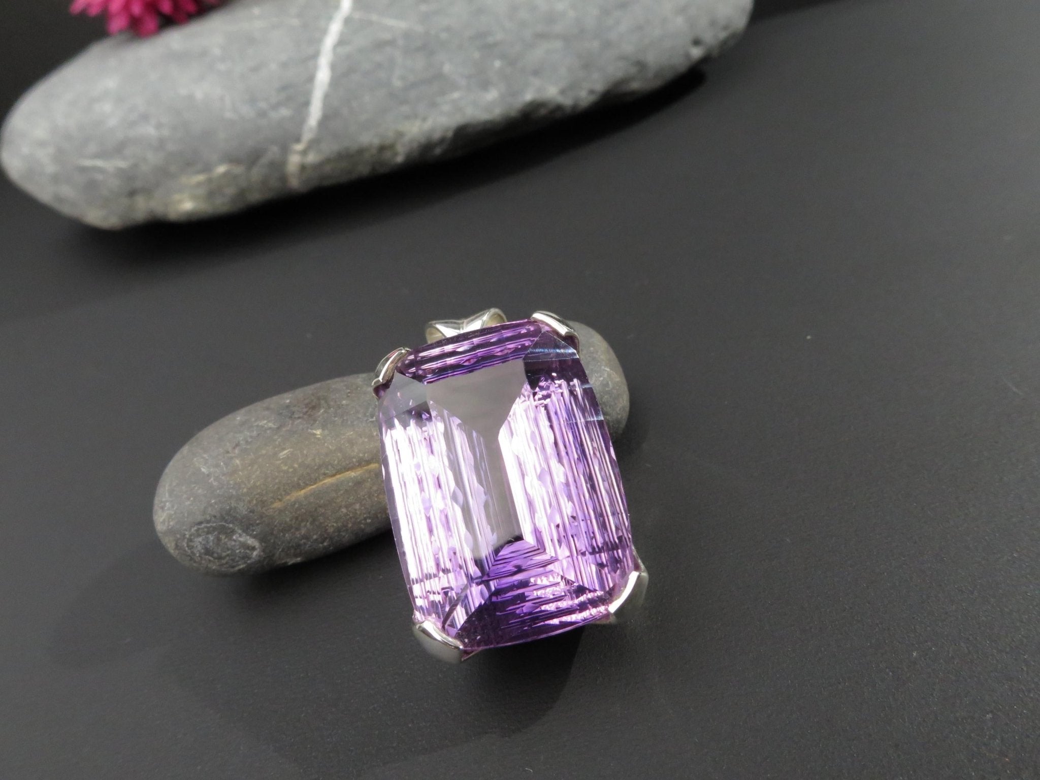 Natur Amethyst Anhänger konkav gefasst in 925 Silber