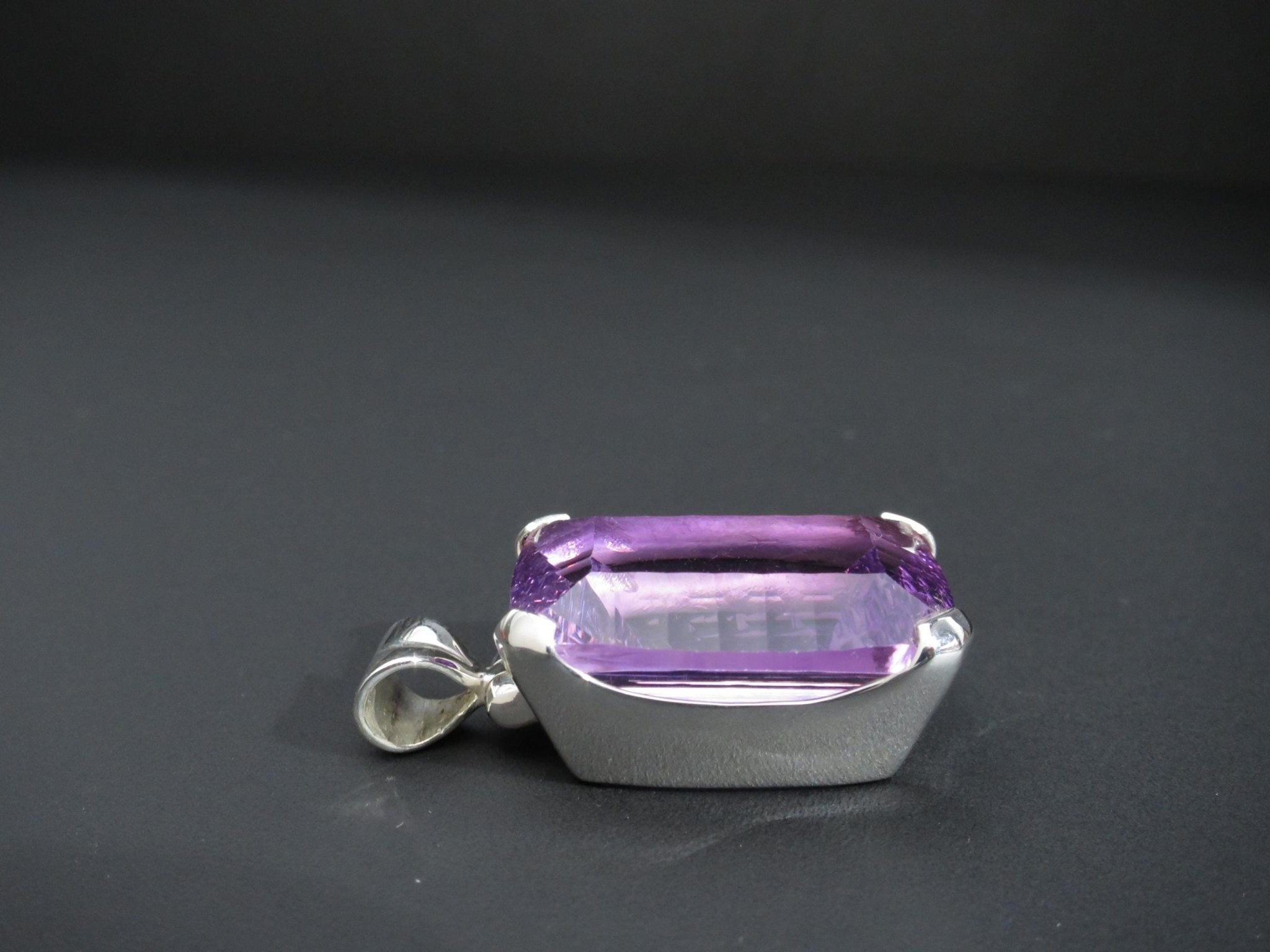 Natur Amethyst Anhänger konkav gefasst in 925 Silber