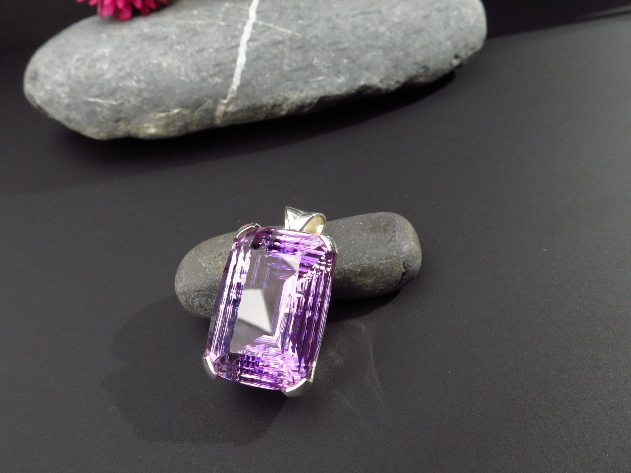 Natur Amethyst Anhänger konkav gefasst in 925 Silber