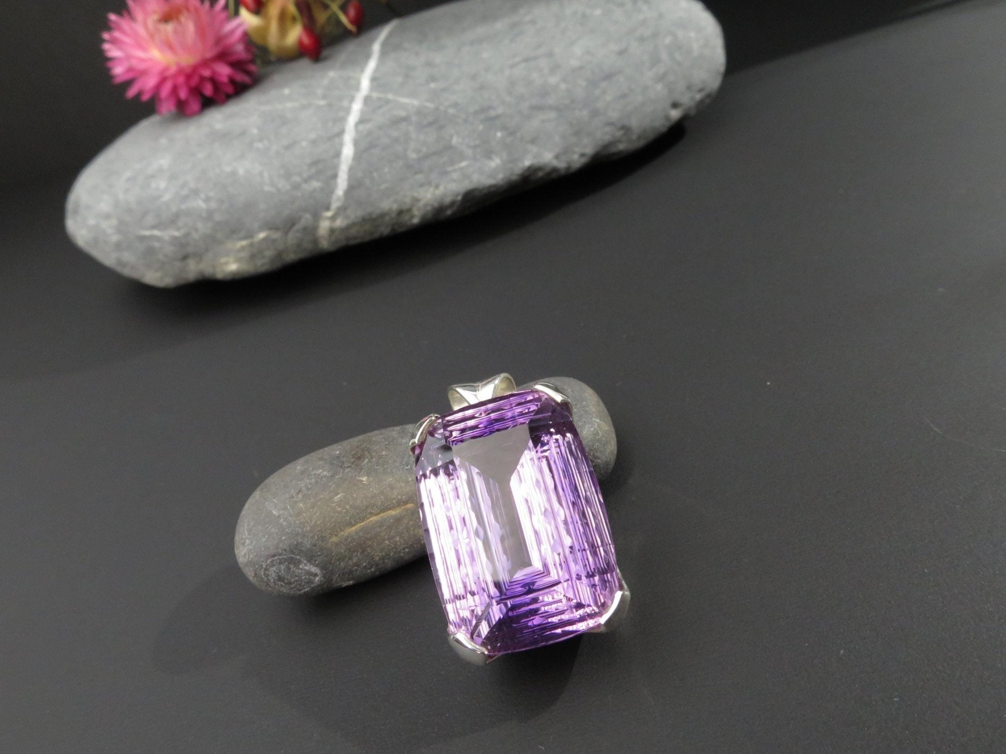 Natur Amethyst Anhänger konkav gefasst in 925 Silber