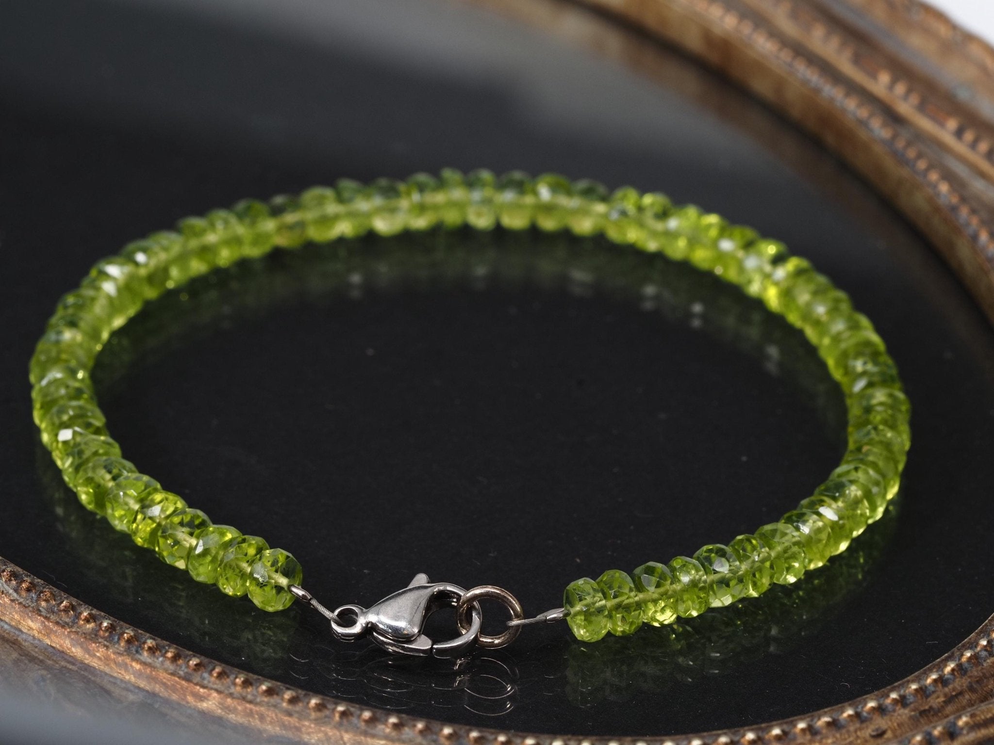 Peridot Armband aus naturbelassenem Edelstein in Grasgrün