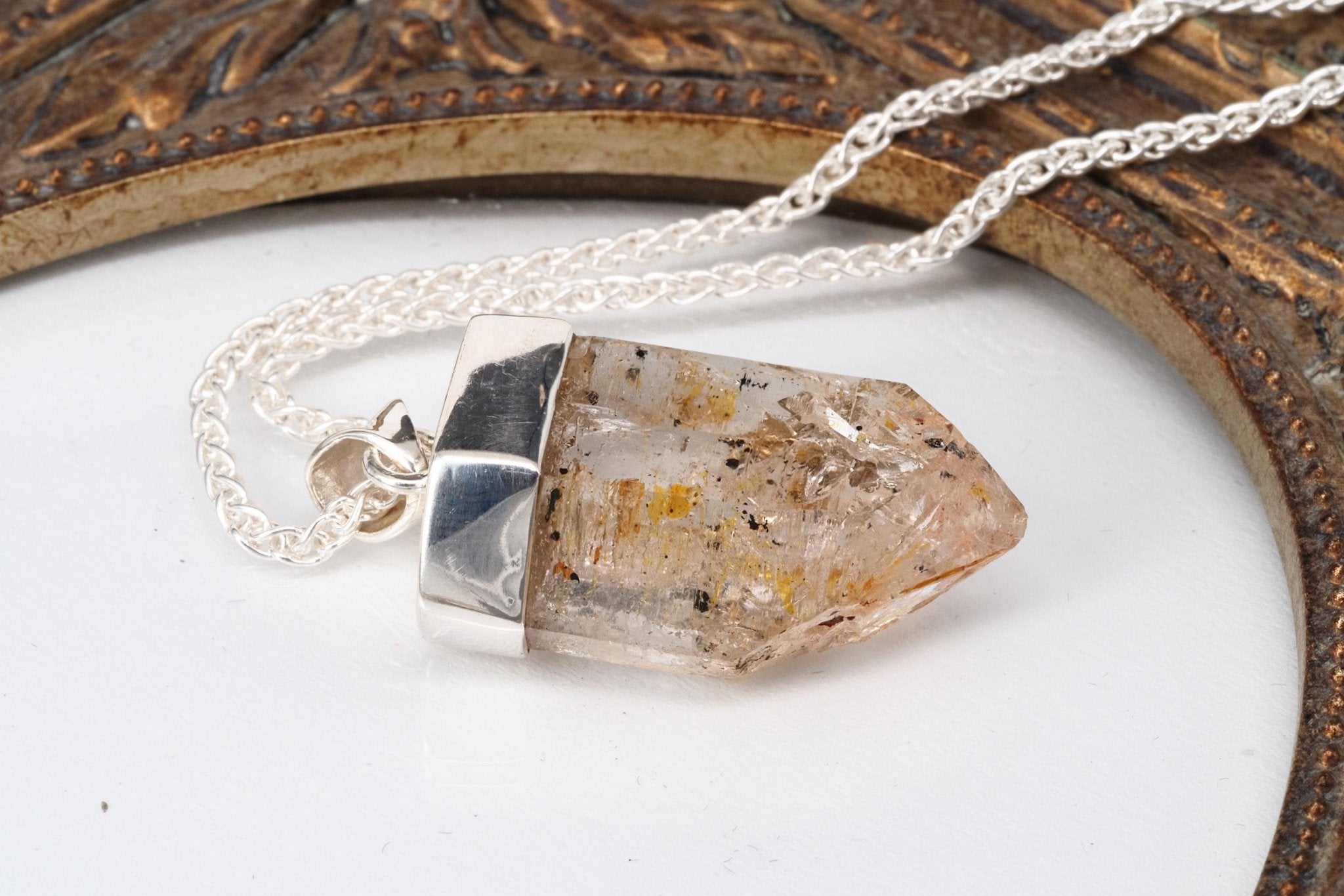 Petroleum Quarz Anhänger Firefly Kristall aus Madagaskar gefasst in 925 Sterling Silber UV Kristall