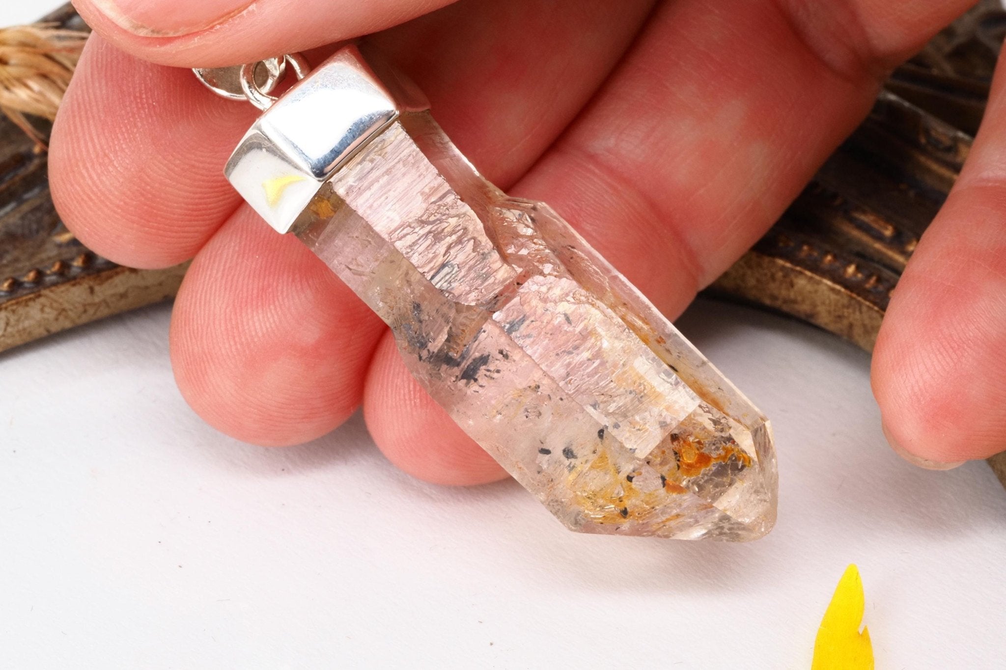 Petroleum Quarz Anhänger Firefly Kristall aus Madagaskar gefasst in 925 Sterling Silber UV Kristall Zepter