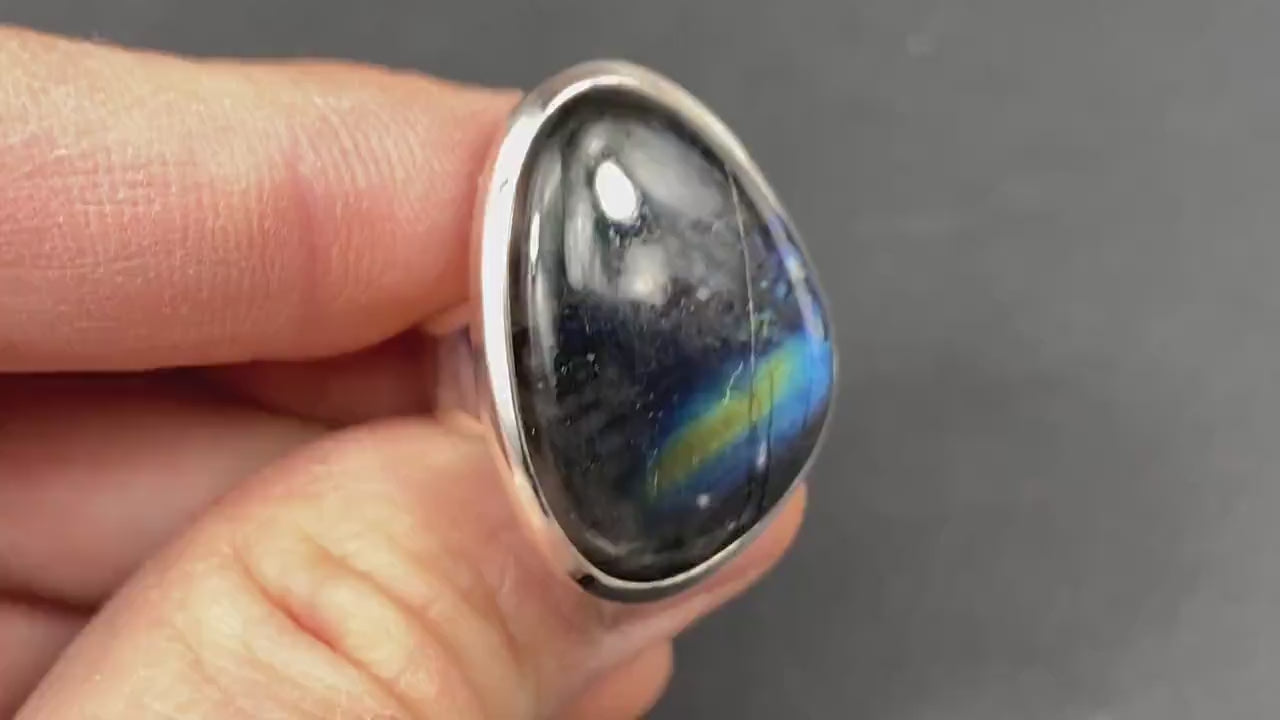 Farbenfroher Spektrolith Ring in massiver Sterling Silber Fassung