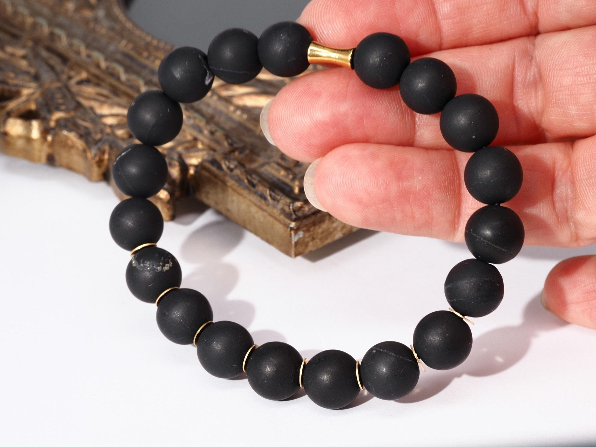 Schungit Armband – matt schwarzer Naturstein mit goldfarbenen Edelstahl - Akzenten