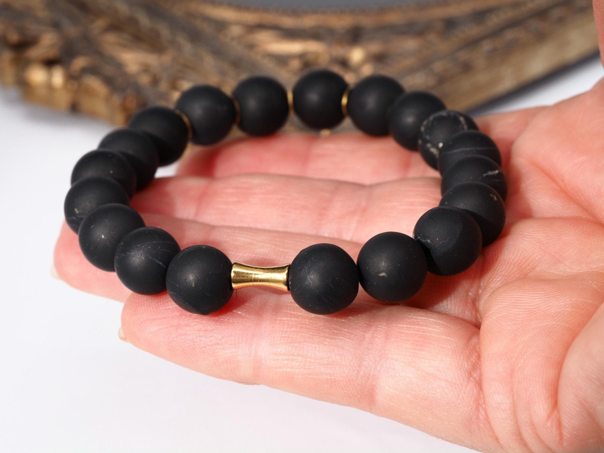 Schungit Armband – matt schwarzer Naturstein mit goldfarbenen Edelstahl - Akzenten