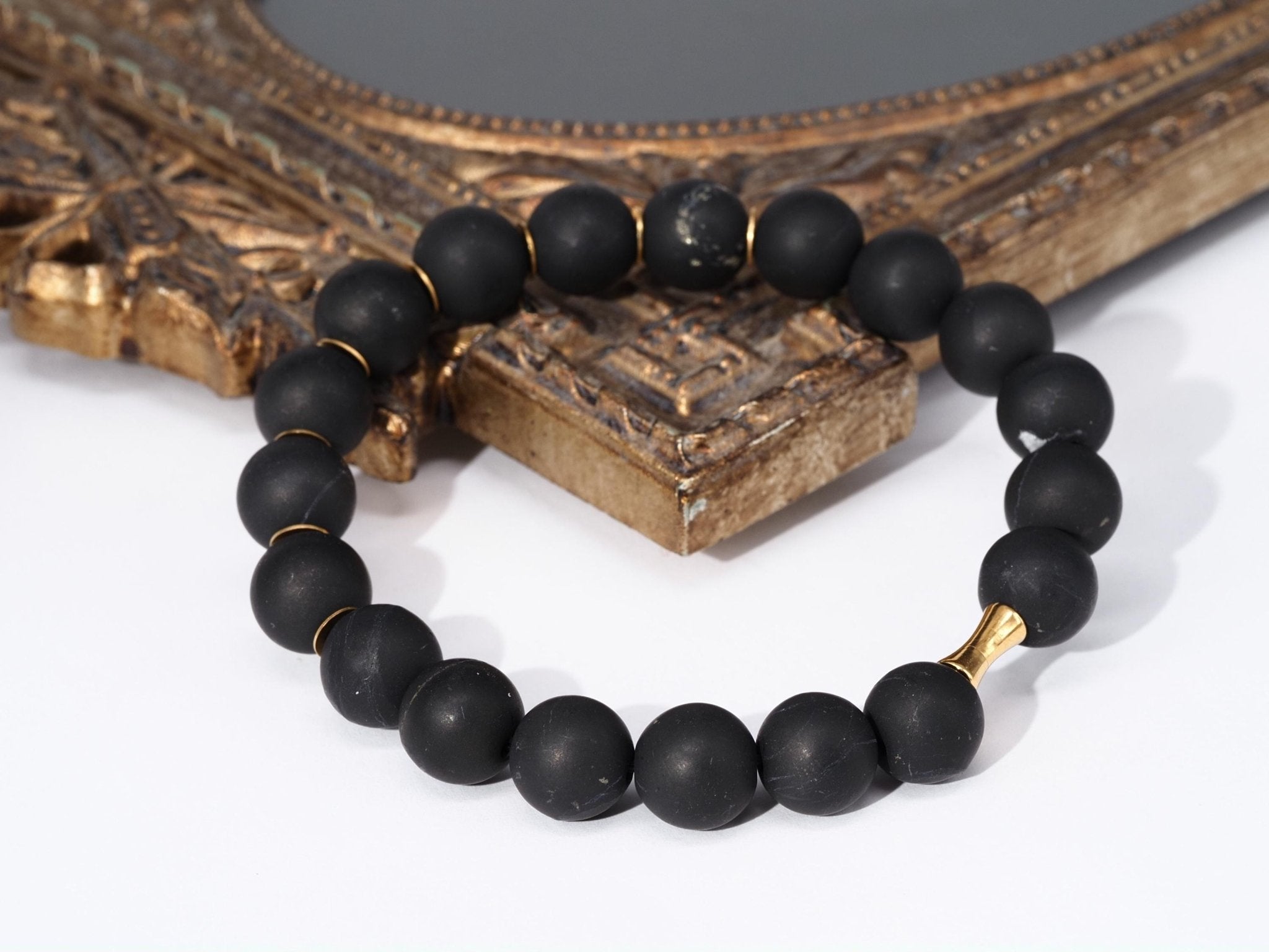 Schungit Armband – matt schwarzer Naturstein mit goldfarbenen Edelstahl - Akzenten