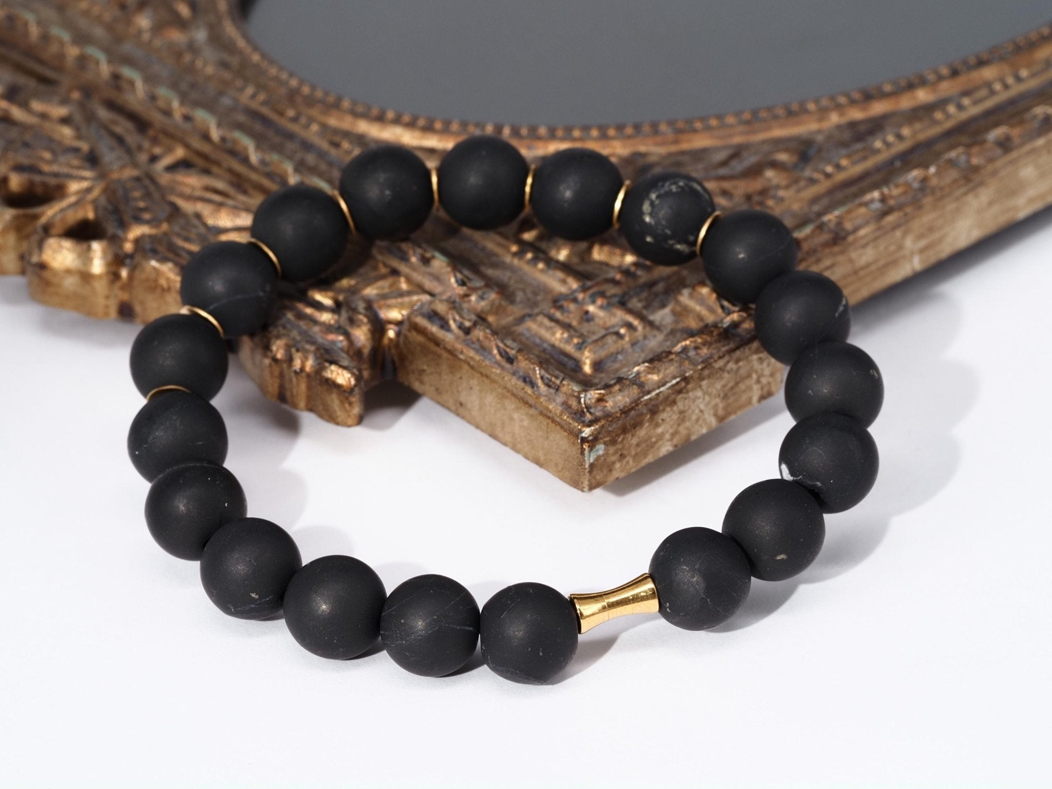 Schungit Armband – matt schwarzer Naturstein mit goldfarbenen Edelstahl - Akzenten