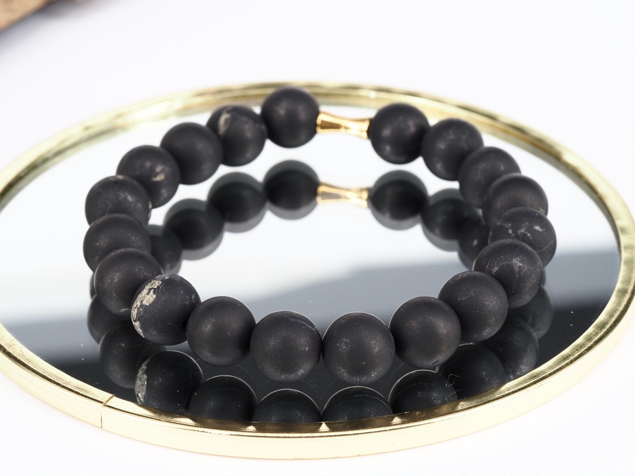 Schungit Armband – matt schwarzer Naturstein mit goldfarbenen Edelstahl - Akzenten