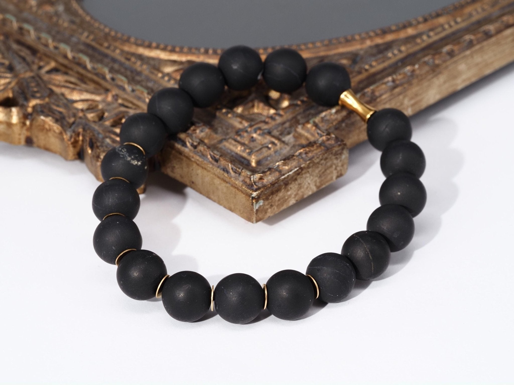 Schungit Armband – matt schwarzer Naturstein mit goldfarbenen Edelstahl - Akzenten