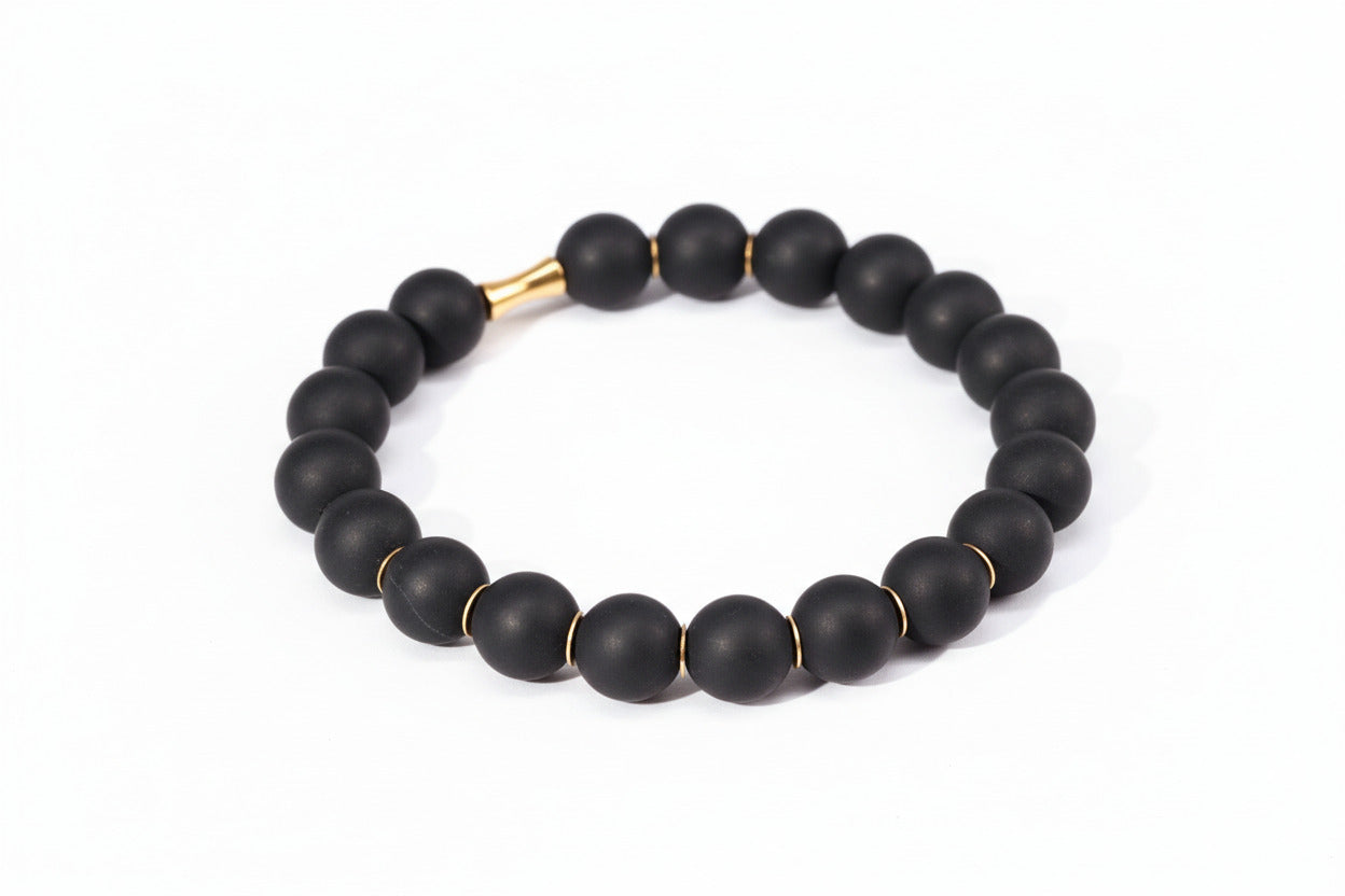 Schungit Armband – matt schwarzer Naturstein mit goldfarbenen Edelstahl - Akzenten