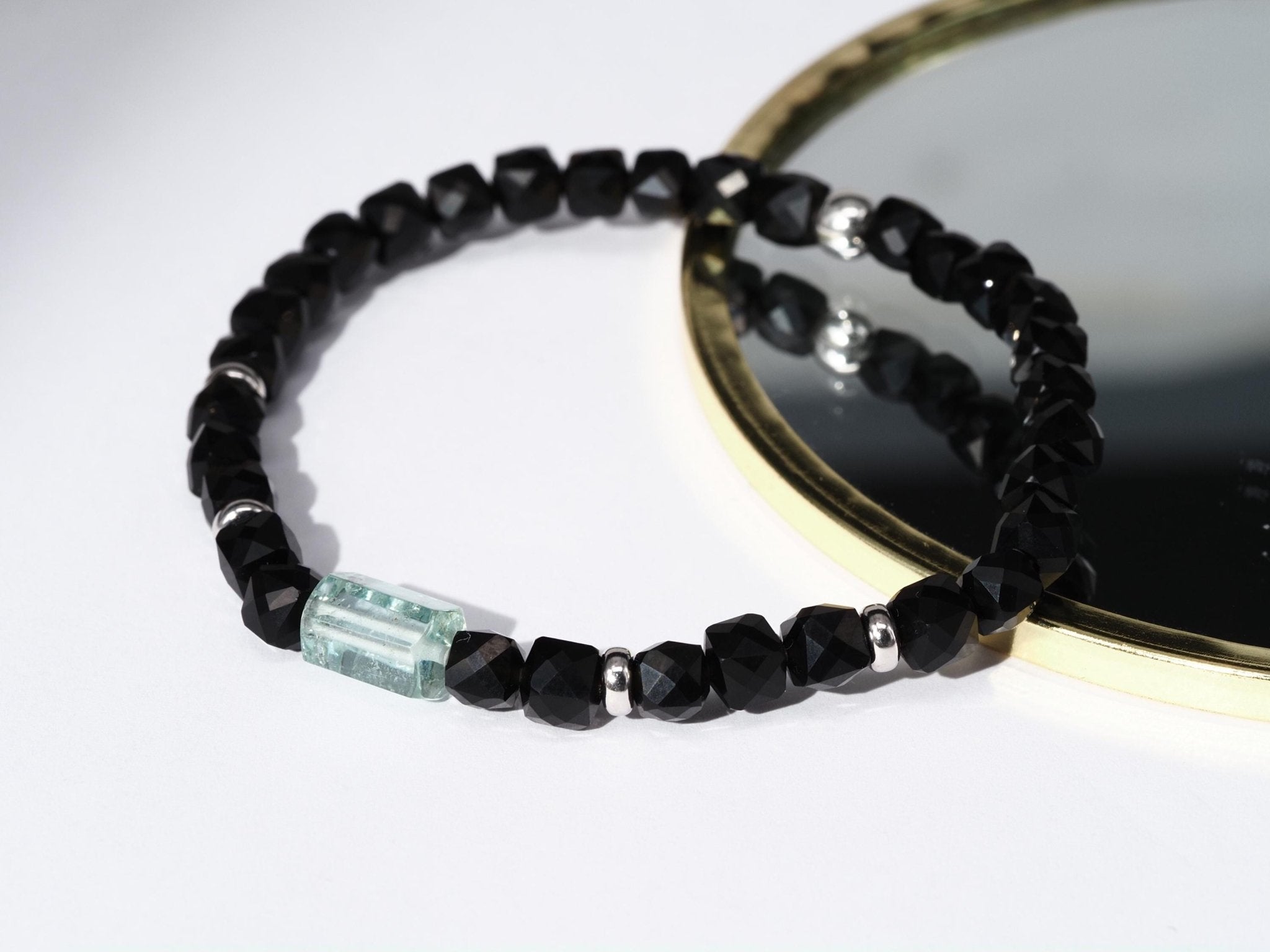 Schwarzes Spinell Armband – facettierte Würfel mit Aquamarin - Kristall & Silberdetails