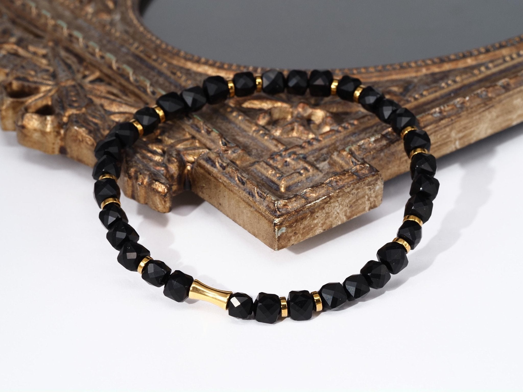 Schwarzes Spinell Armband – facettierte Würfel mit Edelstahl Golddetails