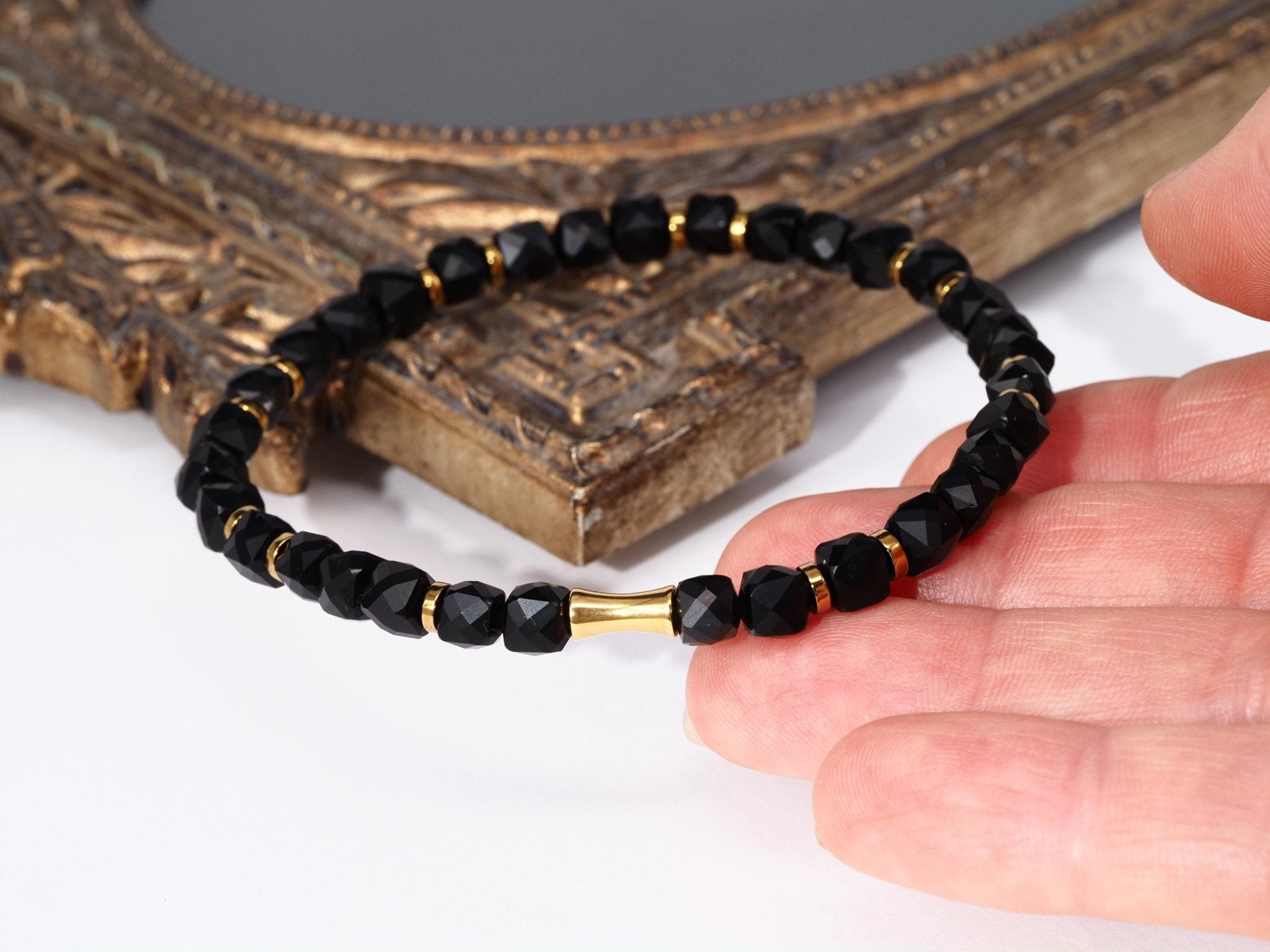 Schwarzes Spinell Armband – facettierte Würfel mit Edelstahl Golddetails