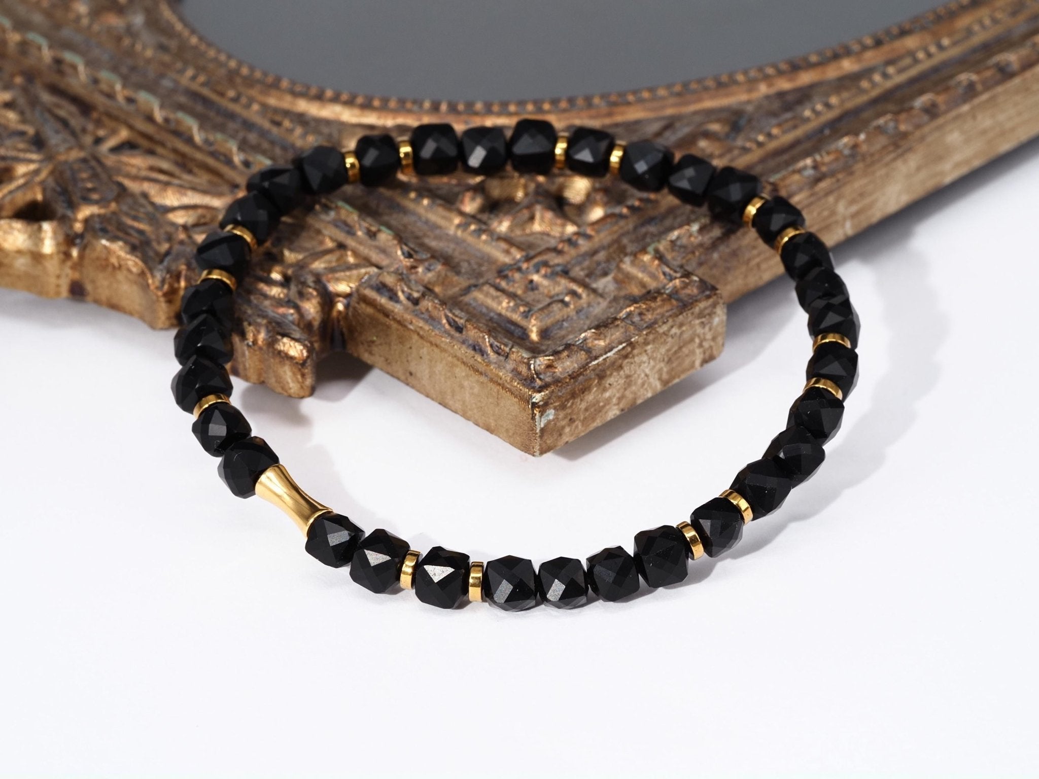 Schwarzes Spinell Armband – facettierte Würfel mit Edelstahl Golddetails