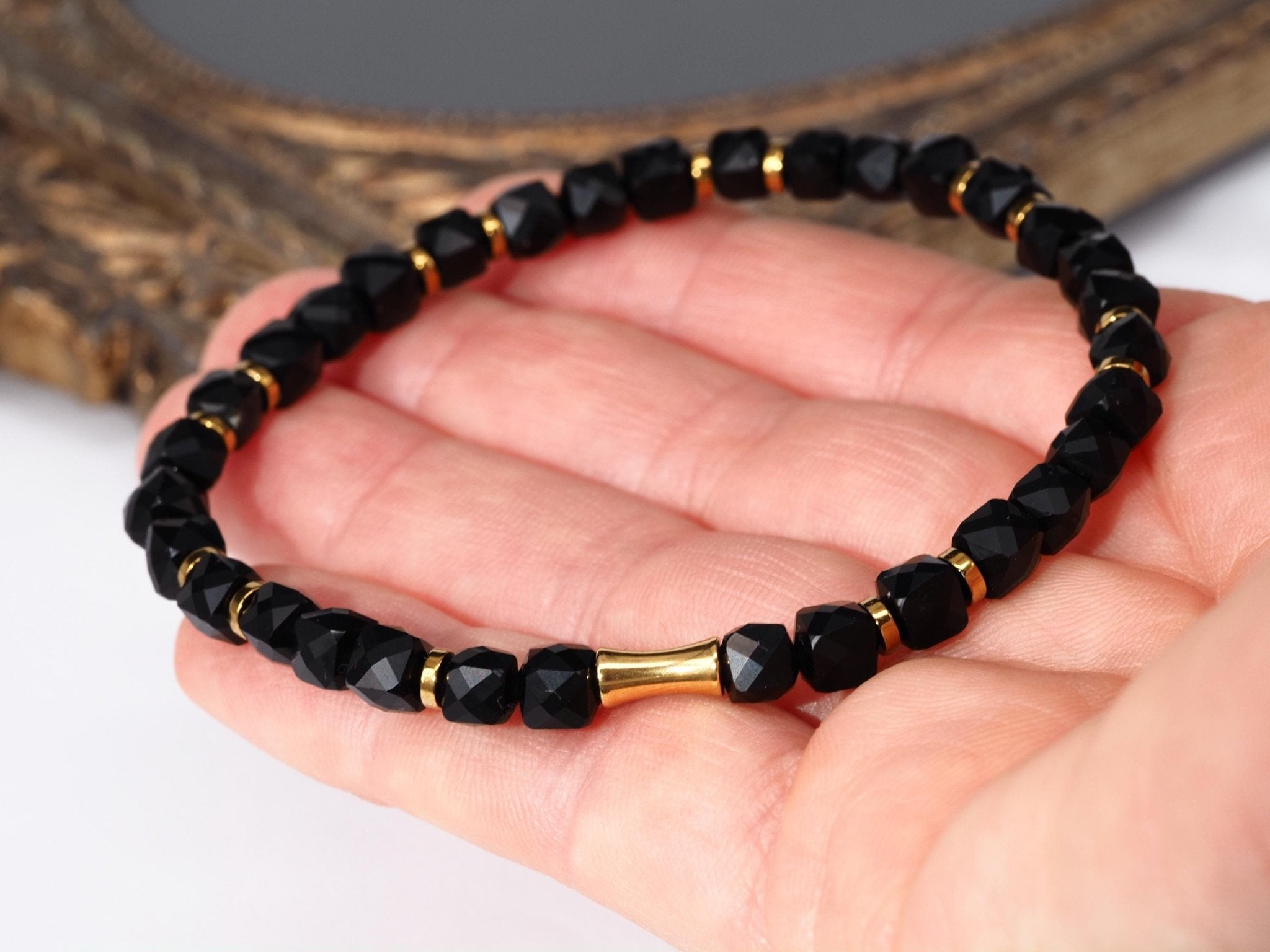 Schwarzes Spinell Armband – facettierte Würfel mit Edelstahl Golddetails