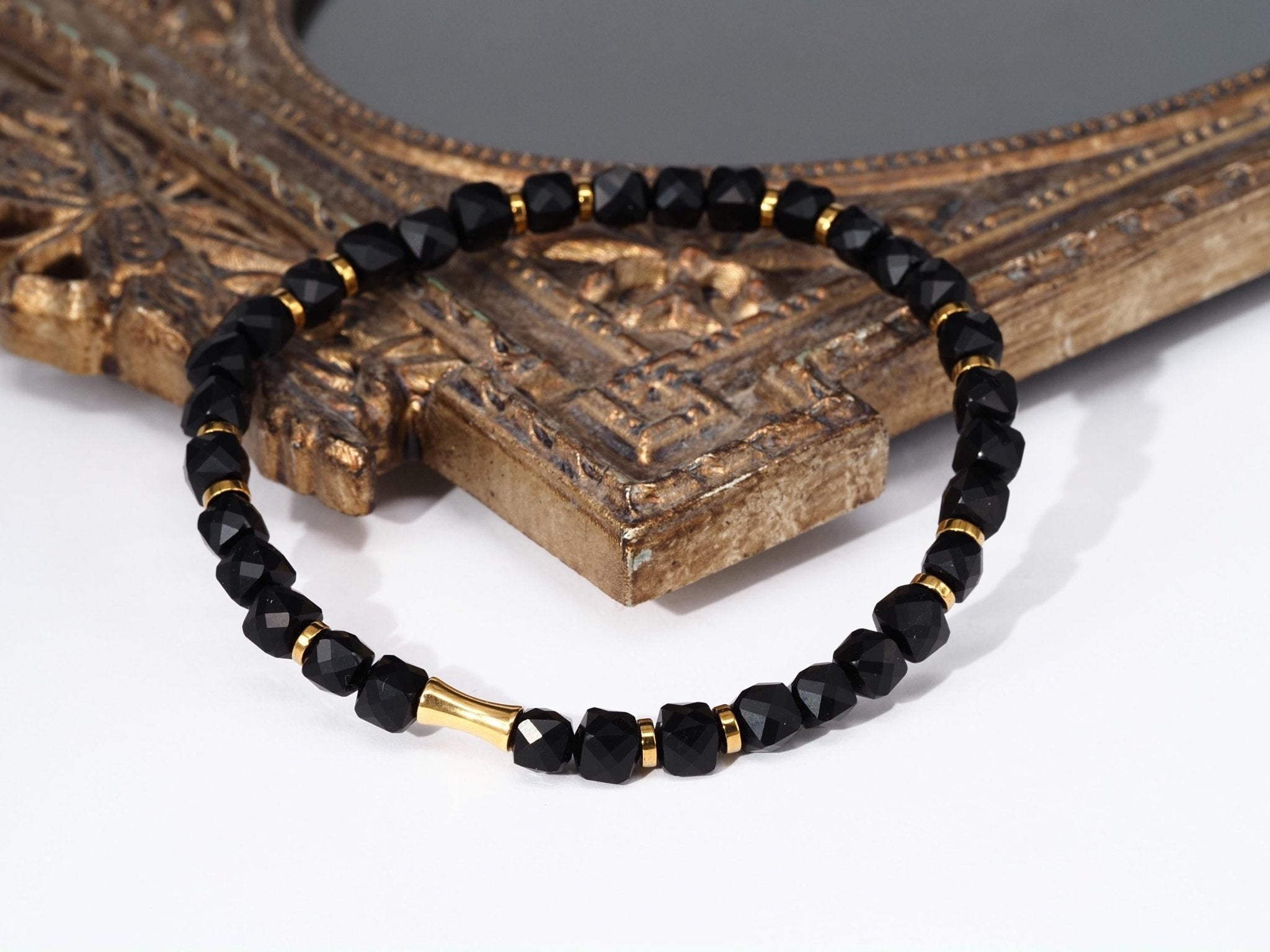 Schwarzes Spinell Armband – facettierte Würfel mit Edelstahl Golddetails
