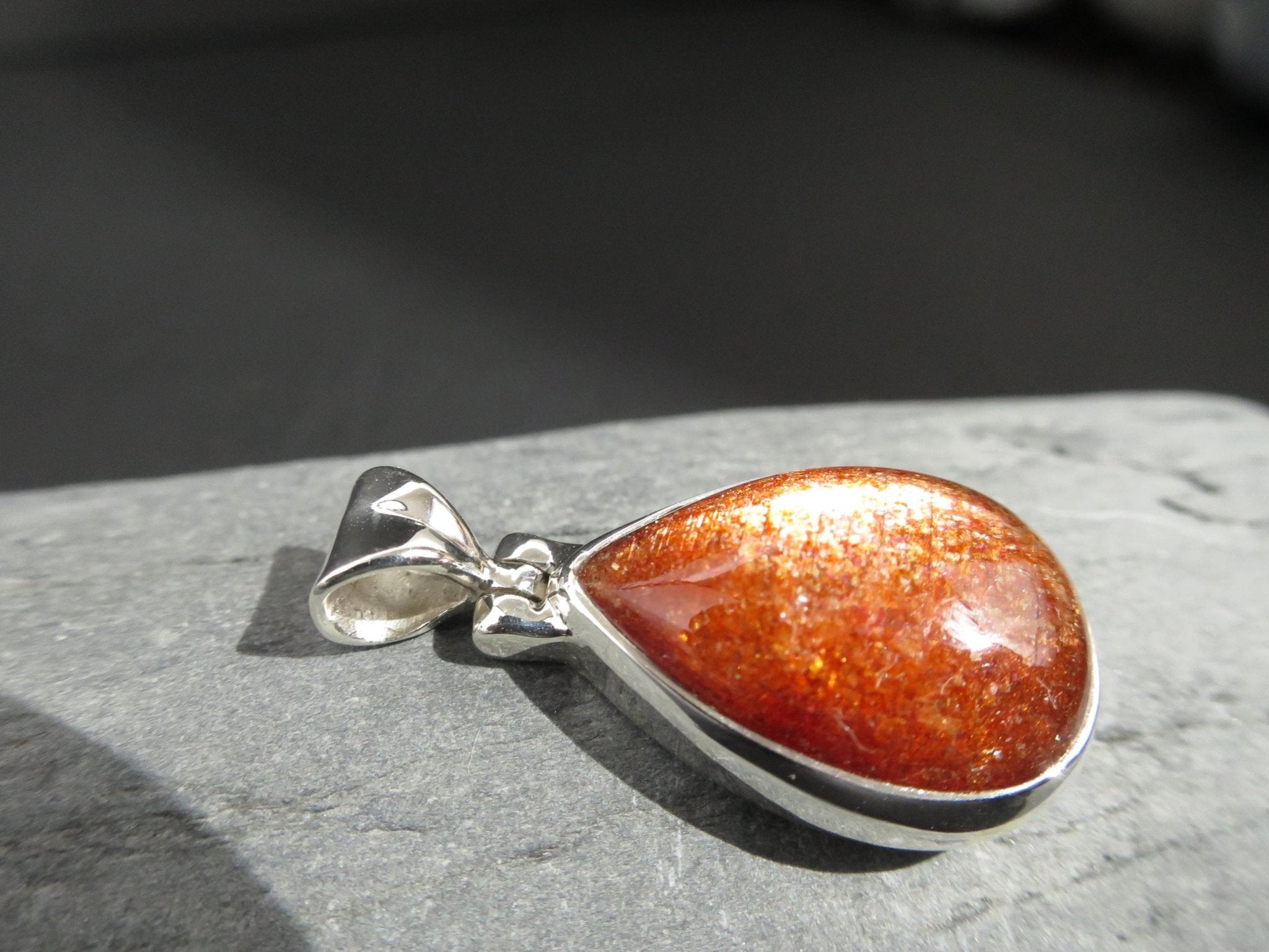 Strahlender Sonnenstein Anhänger Edelstein Cabochon