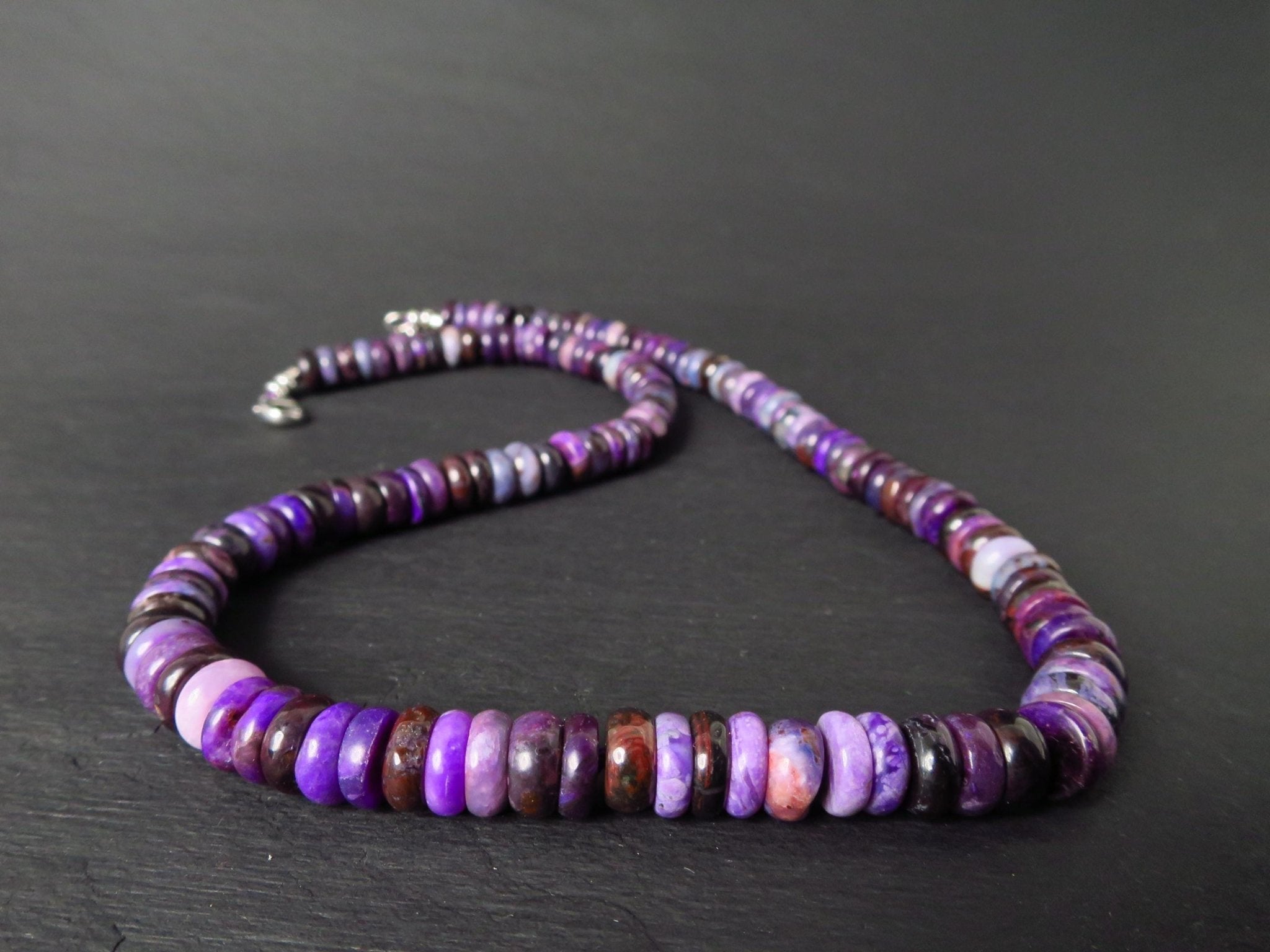 Sugilith Edelstein Kette unbehandelt und natürlich mit intensiver Farbe und Sterling Silber Verschluss rohodiniert