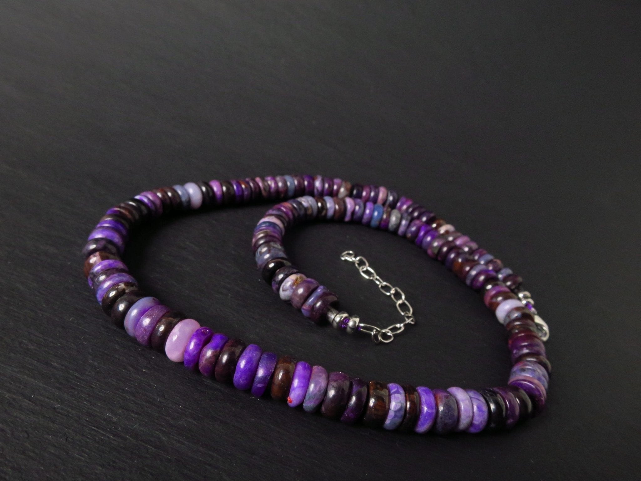 Sugilith Edelstein Kette unbehandelt und natürlich mit intensiver Farbe und Sterling Silber Verschluss rohodiniert