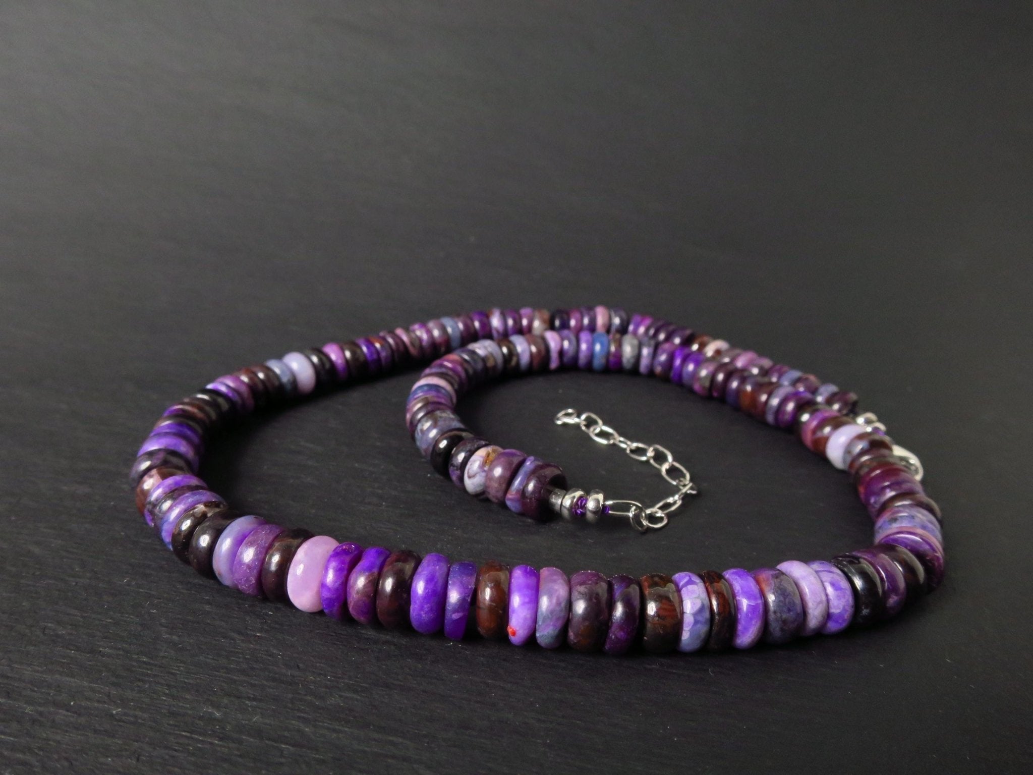 Sugilith Edelstein Kette unbehandelt und natürlich mit intensiver Farbe und Sterling Silber Verschluss rohodiniert