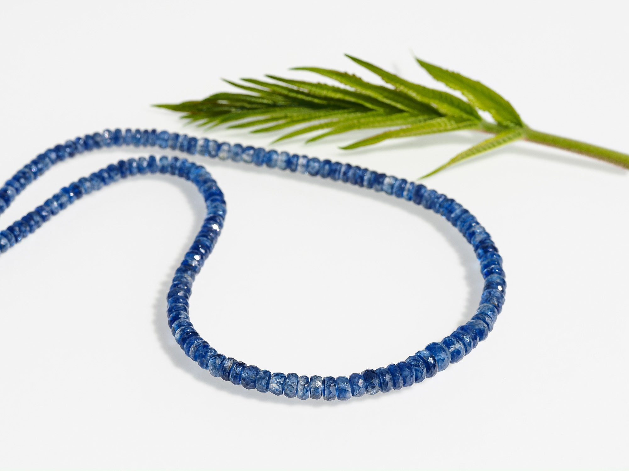 Tintenblaue Kyanit Kette mit 925 Silber – selten & intensiv