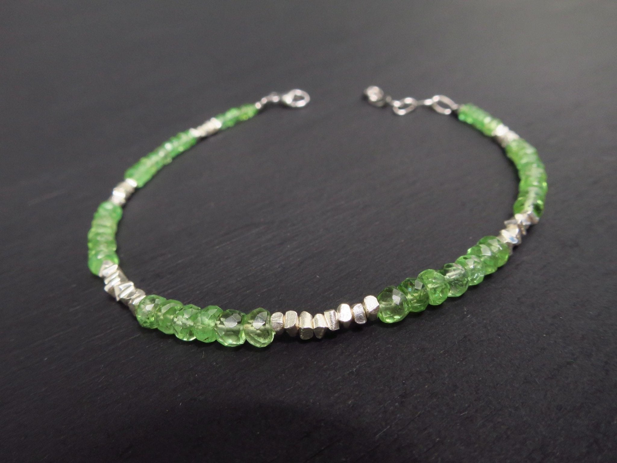 Tsavorit Armband facettiert mit Sterling Silber Details